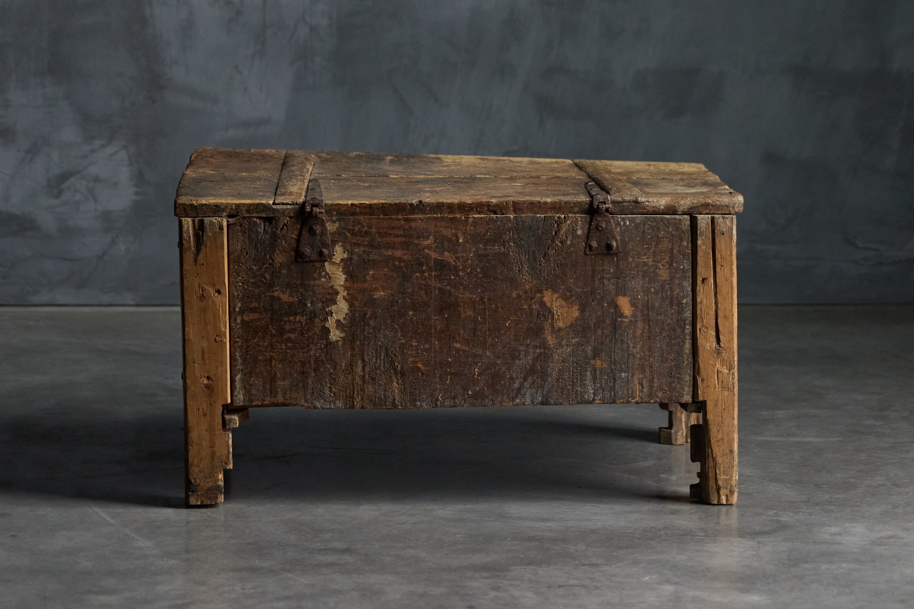 Traditional solid wood country chest