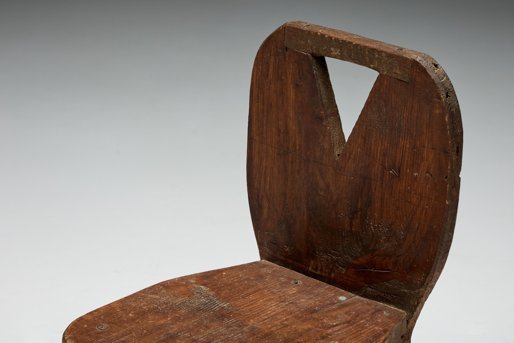 Antique style mountain chairs in brutalist look