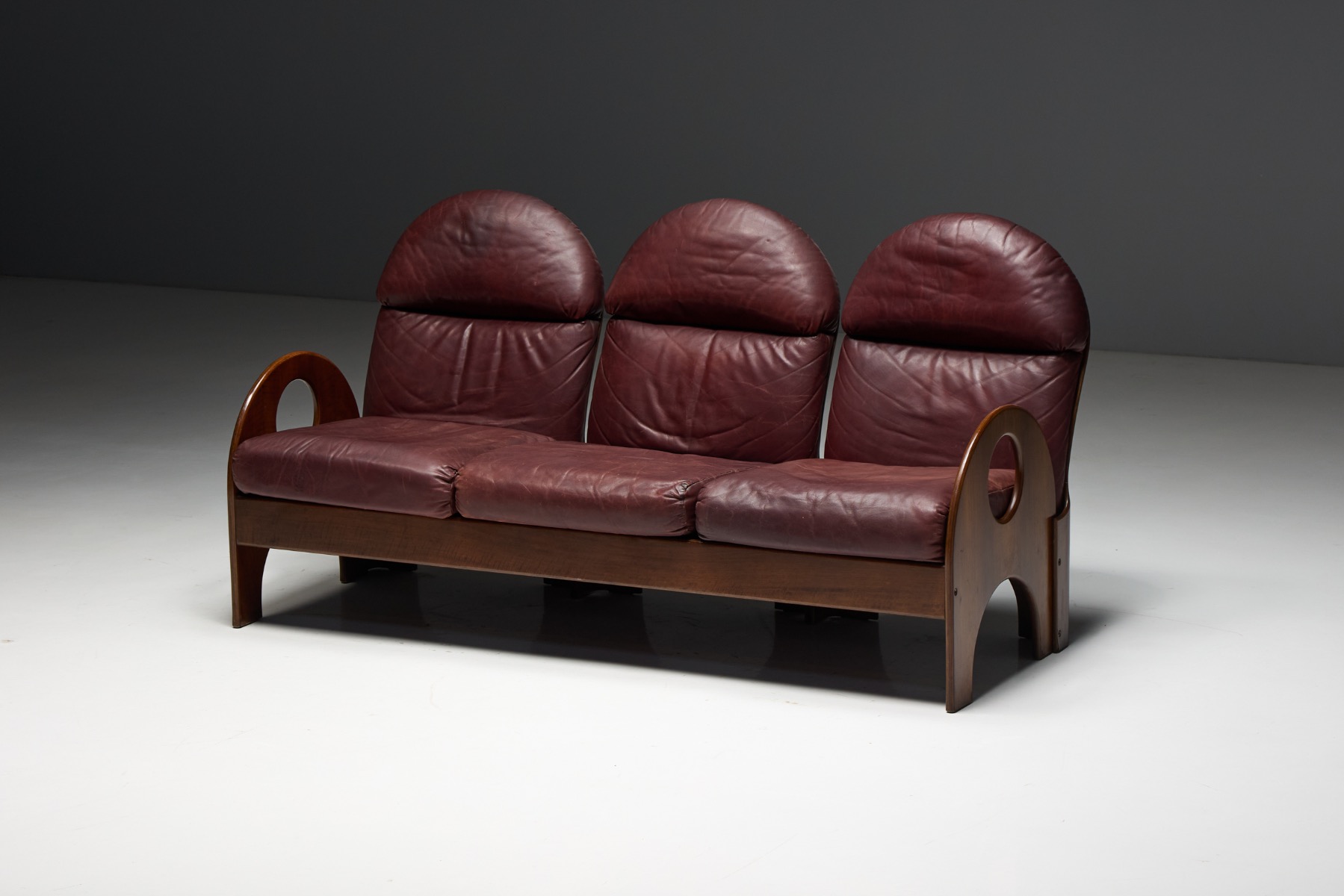Arcata sofa reflecting Italian design from the 1960s