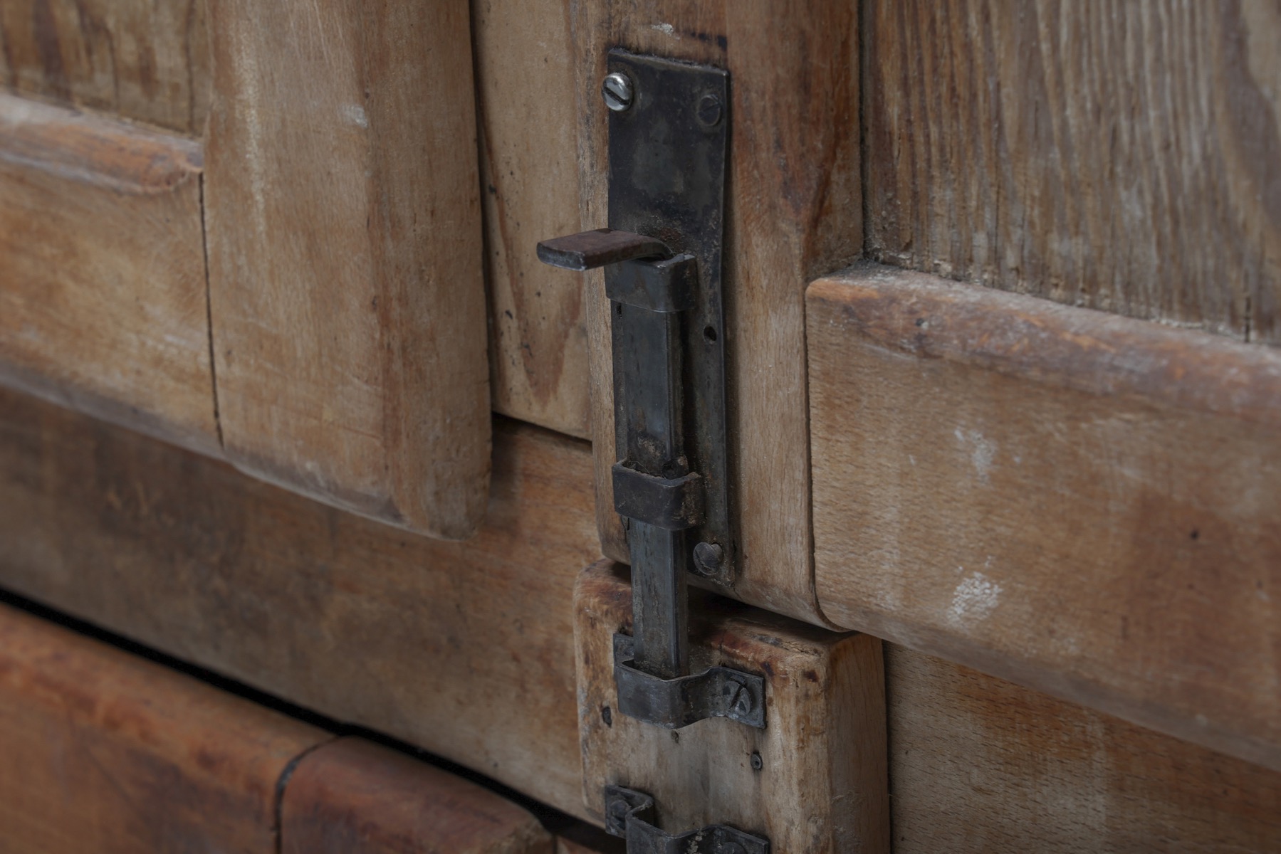 Country style oak storage unit in vintage look
