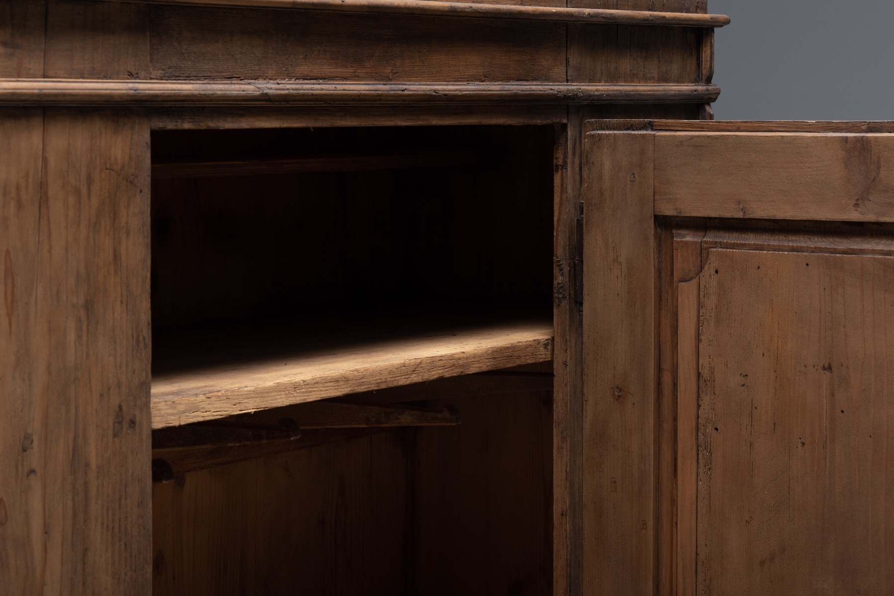 Early travail populaire alpine cabinet handmade in wood