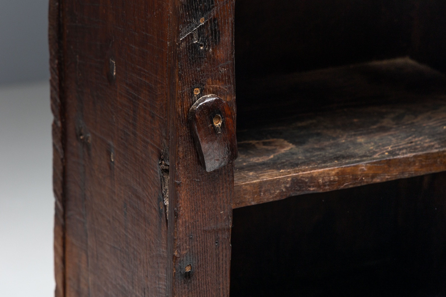 Early travail populaire cabinet handmade in wood from the 1850s