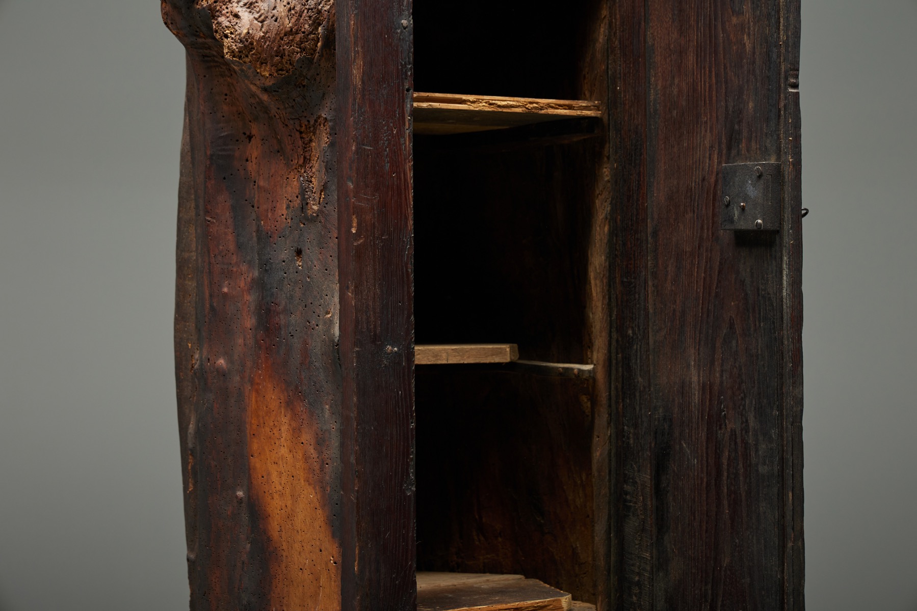 Early travail populaire cabinet handmade in solid wood