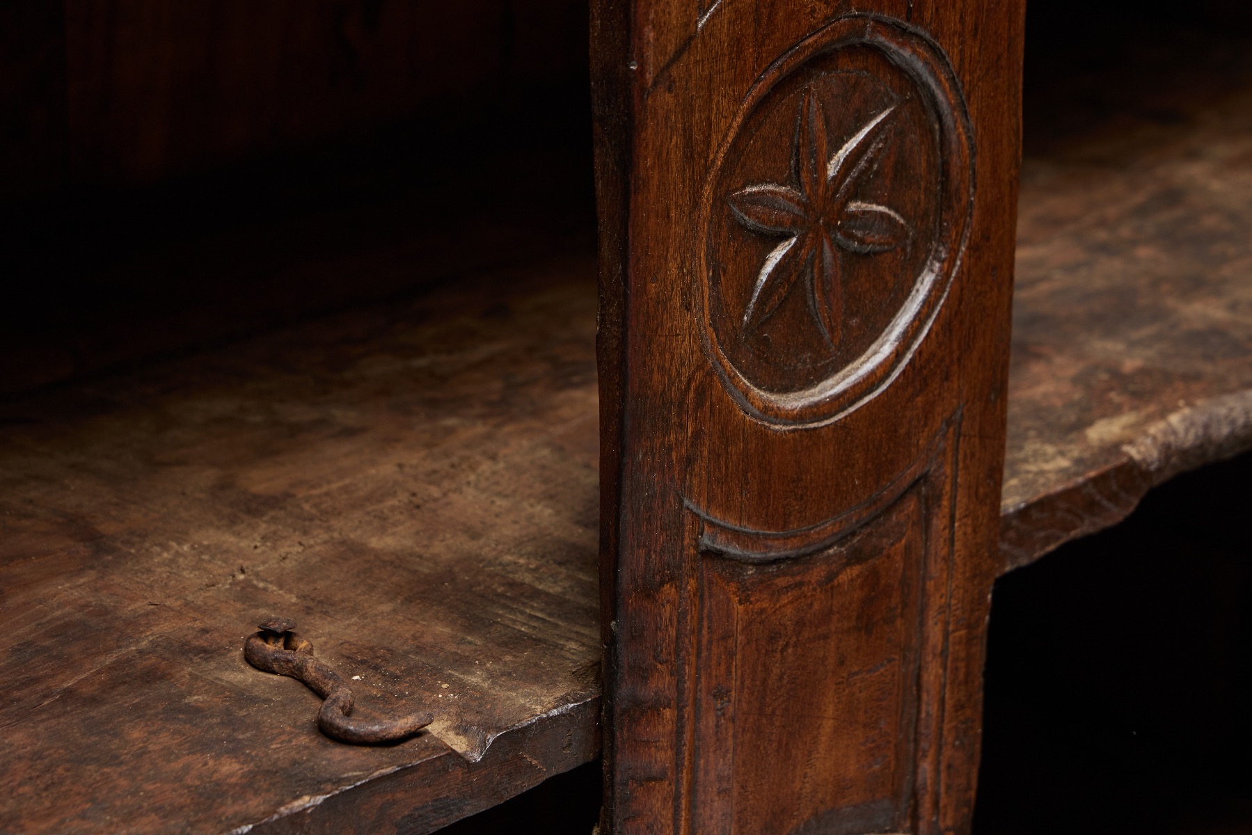 Early travail populaire cabinet handmade in wood