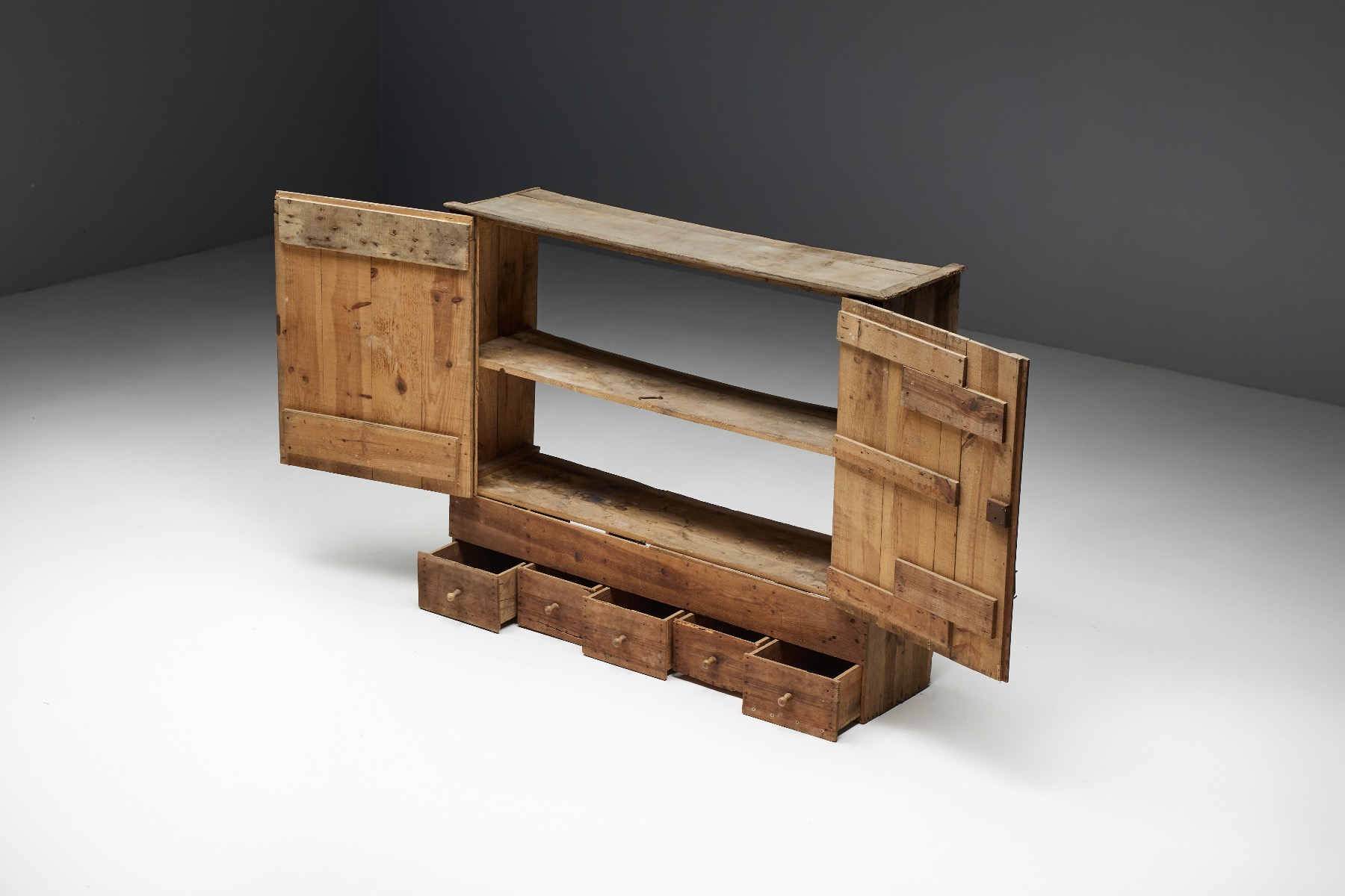 Early travail populaire cupboard handmade in wood