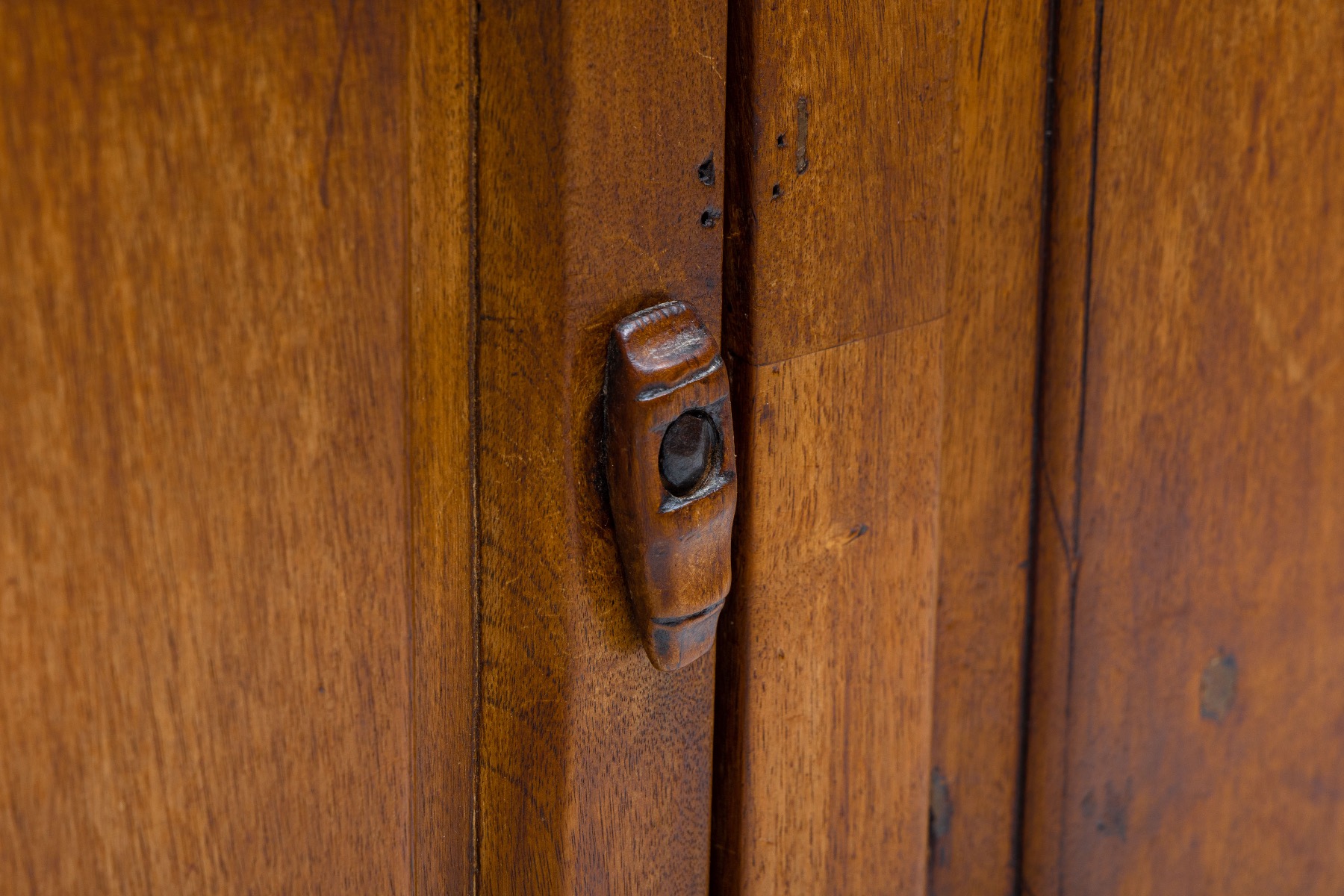 Early travail populaire cupboard handmade in wood