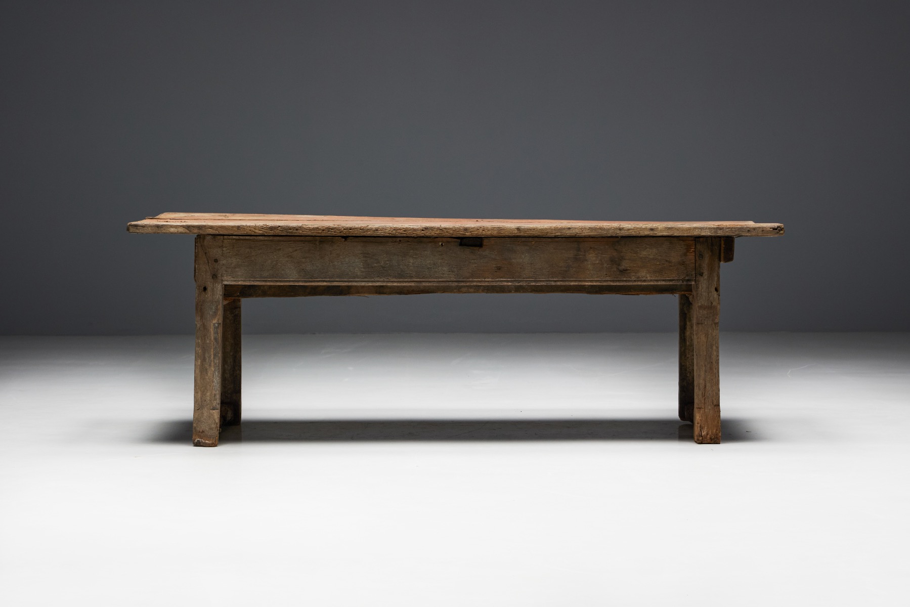 Early travail populaire dining table handmade in wood