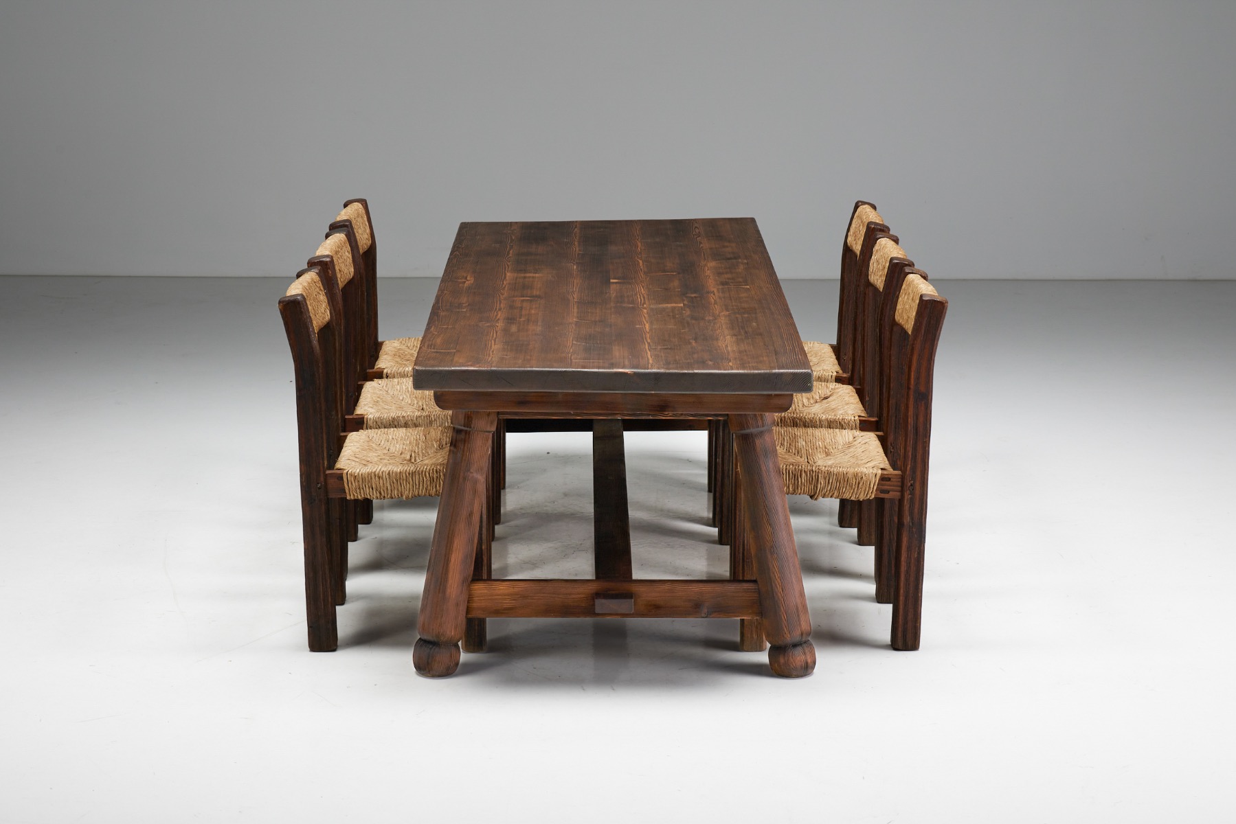 Early travail populaire dining table handmade in wood