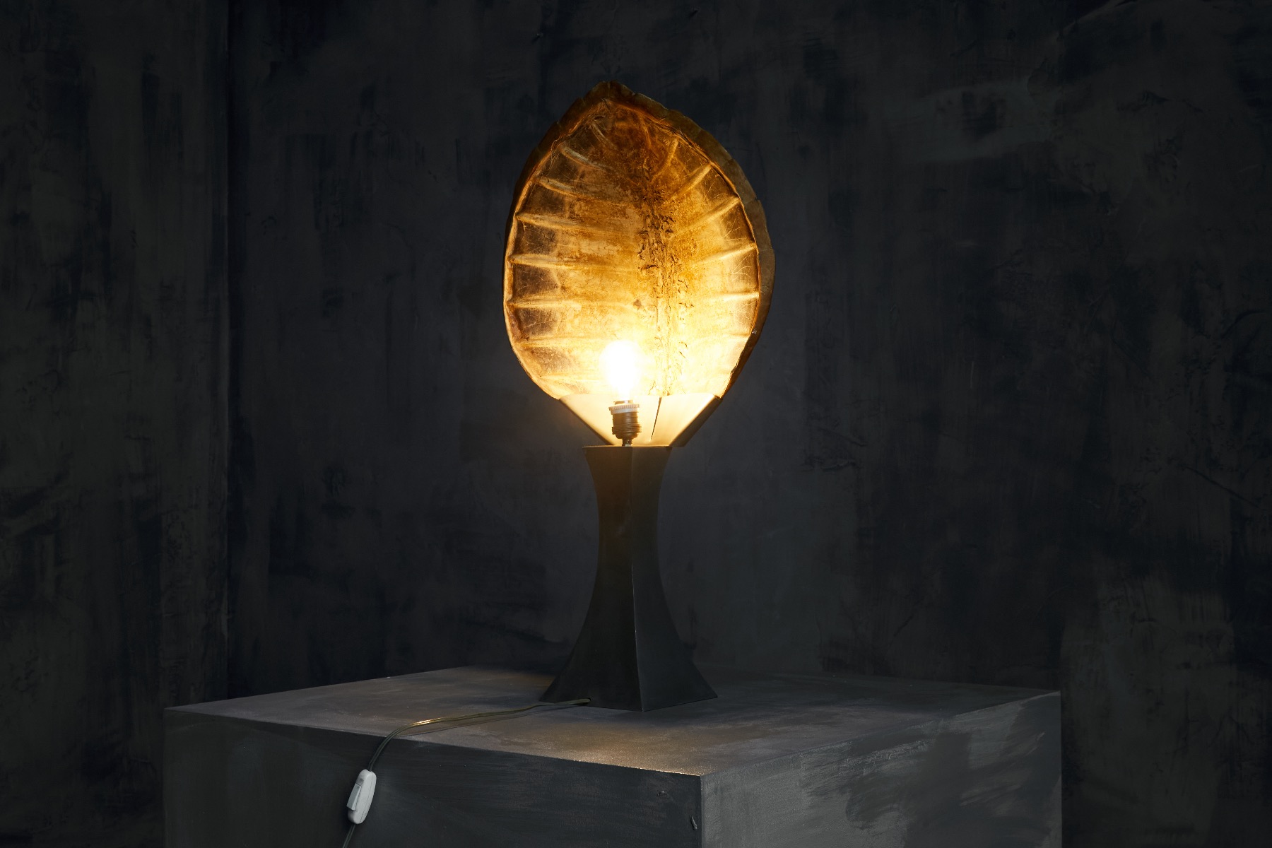 Glamorous table lamp with turtle shell inspired surface