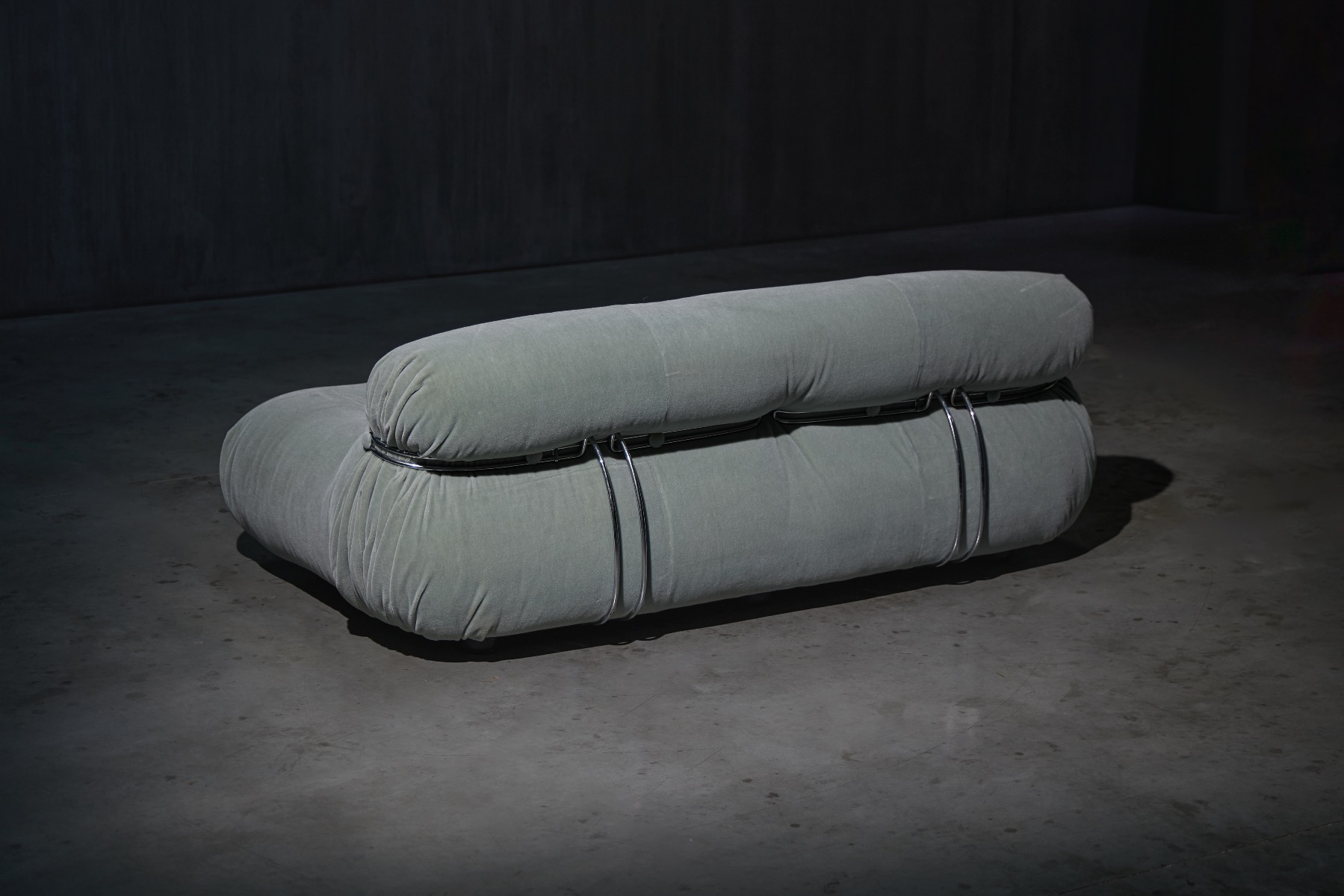 Premium 1970s Soriana sofa with bold silhouette