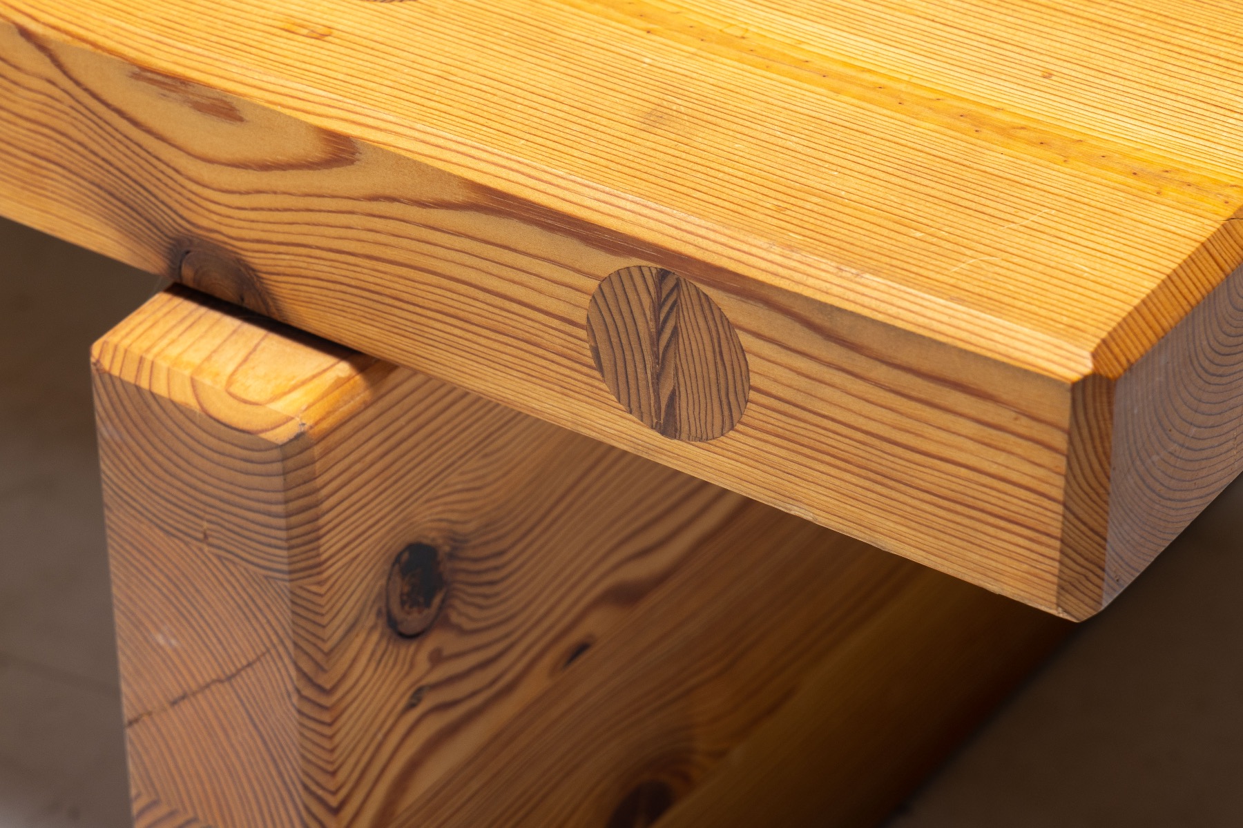 Retro bench in Roland Wilhelmsson Bamse style