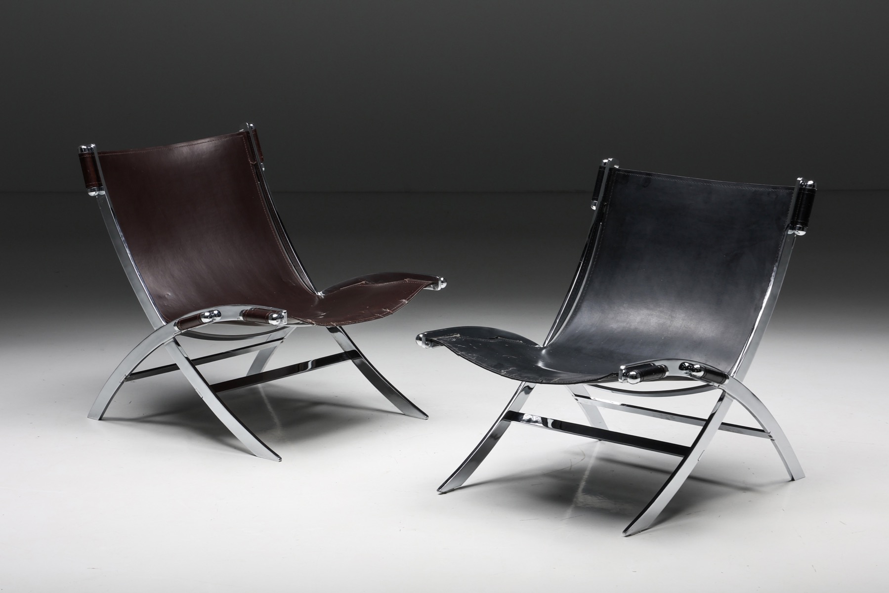 Retro scissor chair in black leather style