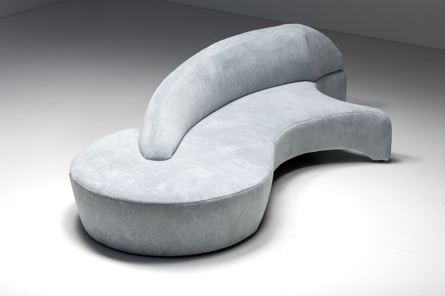 Sleek designer sofa by Vladimir Kagan from 2003