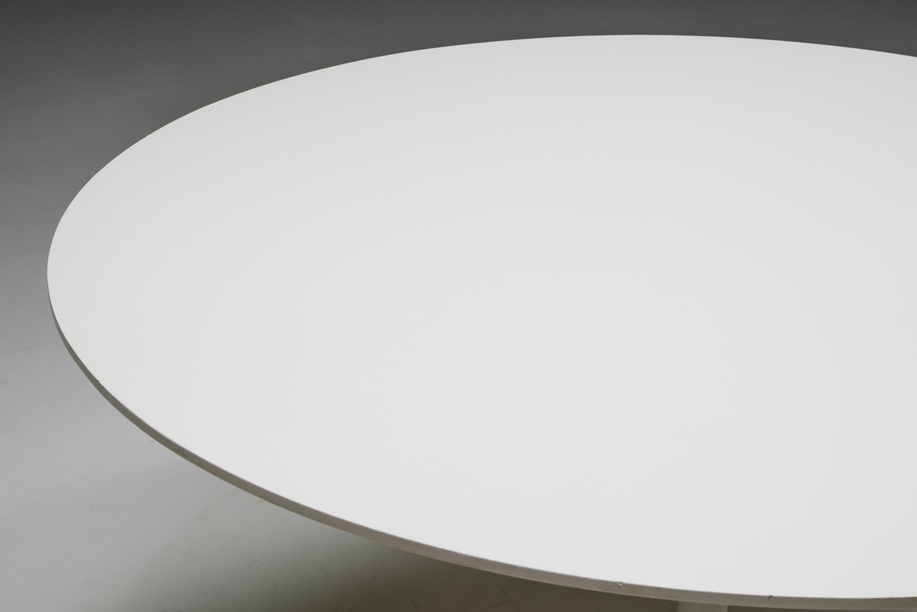 Sleek tulip table by Knoll mid century design
