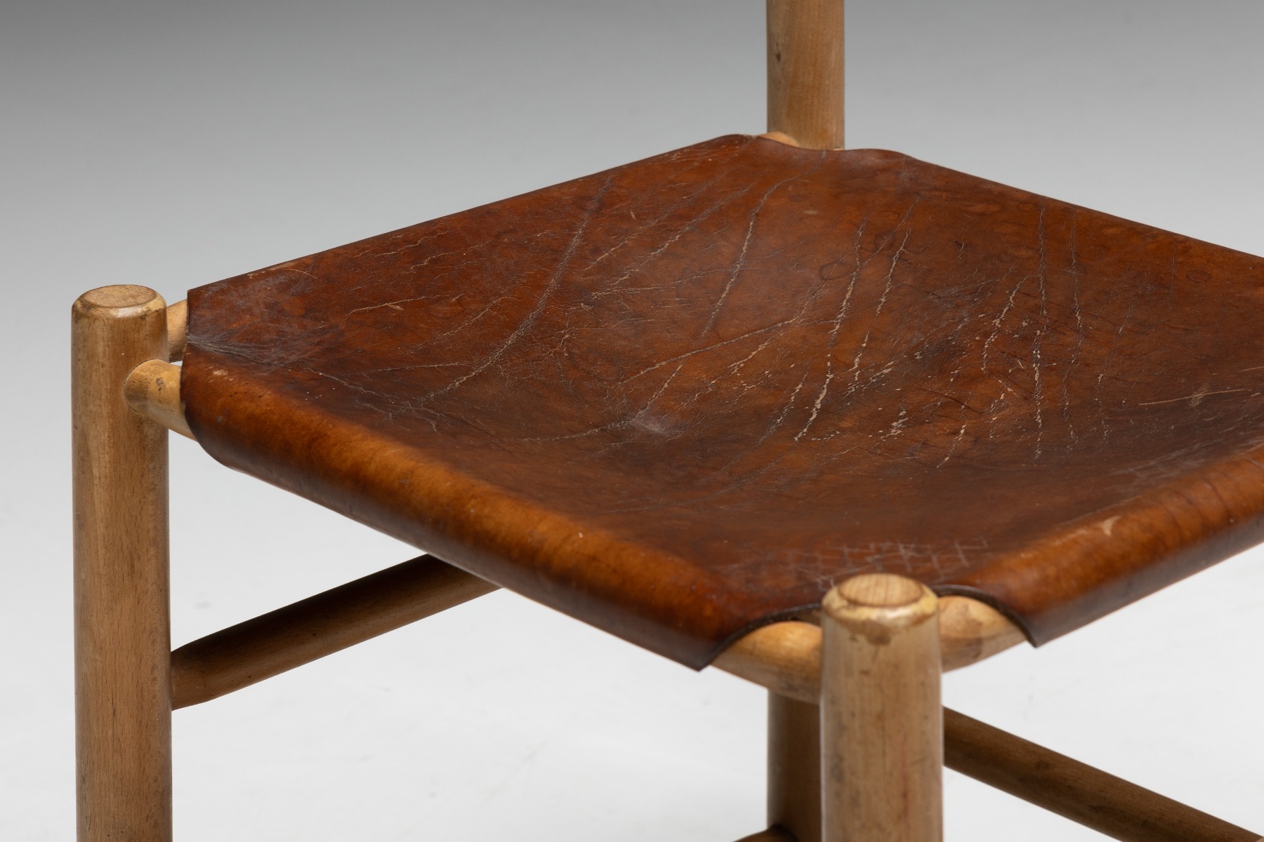 Timeless French dining chairs in wood and leather design