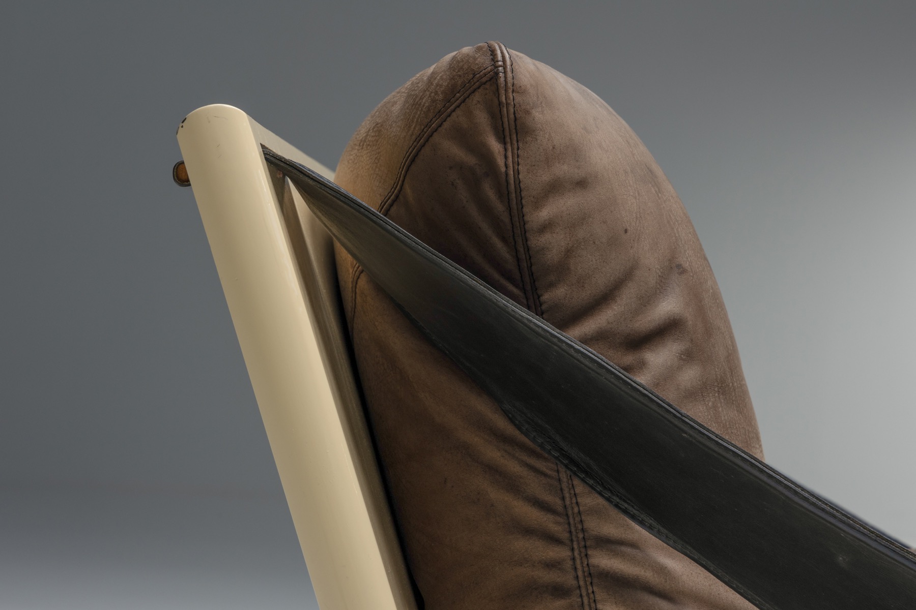 Timeless lounge chairs in lacquer and leather design
