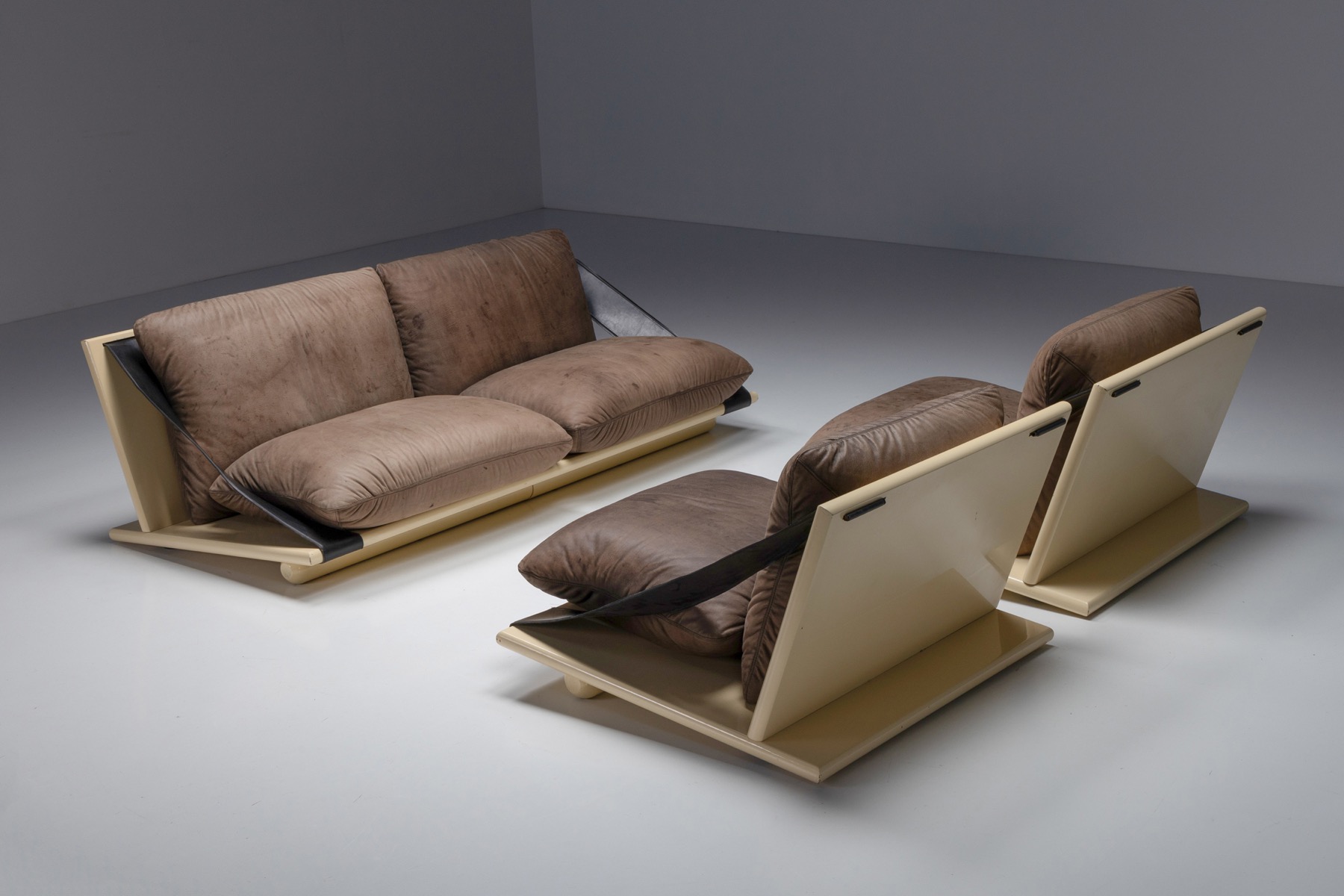 Timeless two seater sofa in lacquer and leather design