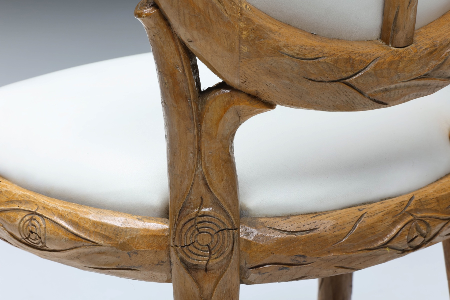 Timeless wooden dining chairs in Thonet style design