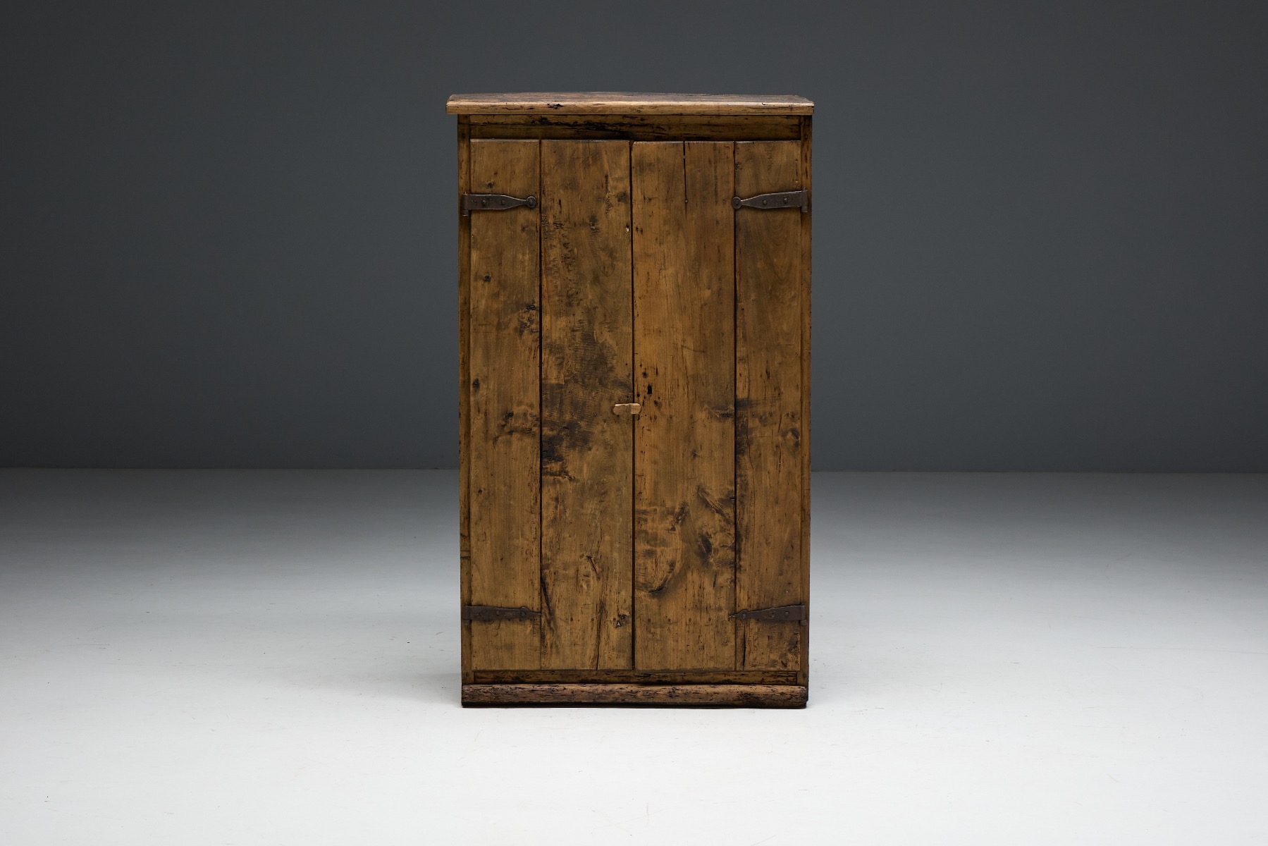 Traditional travail populaire cabinet from the late 18th century