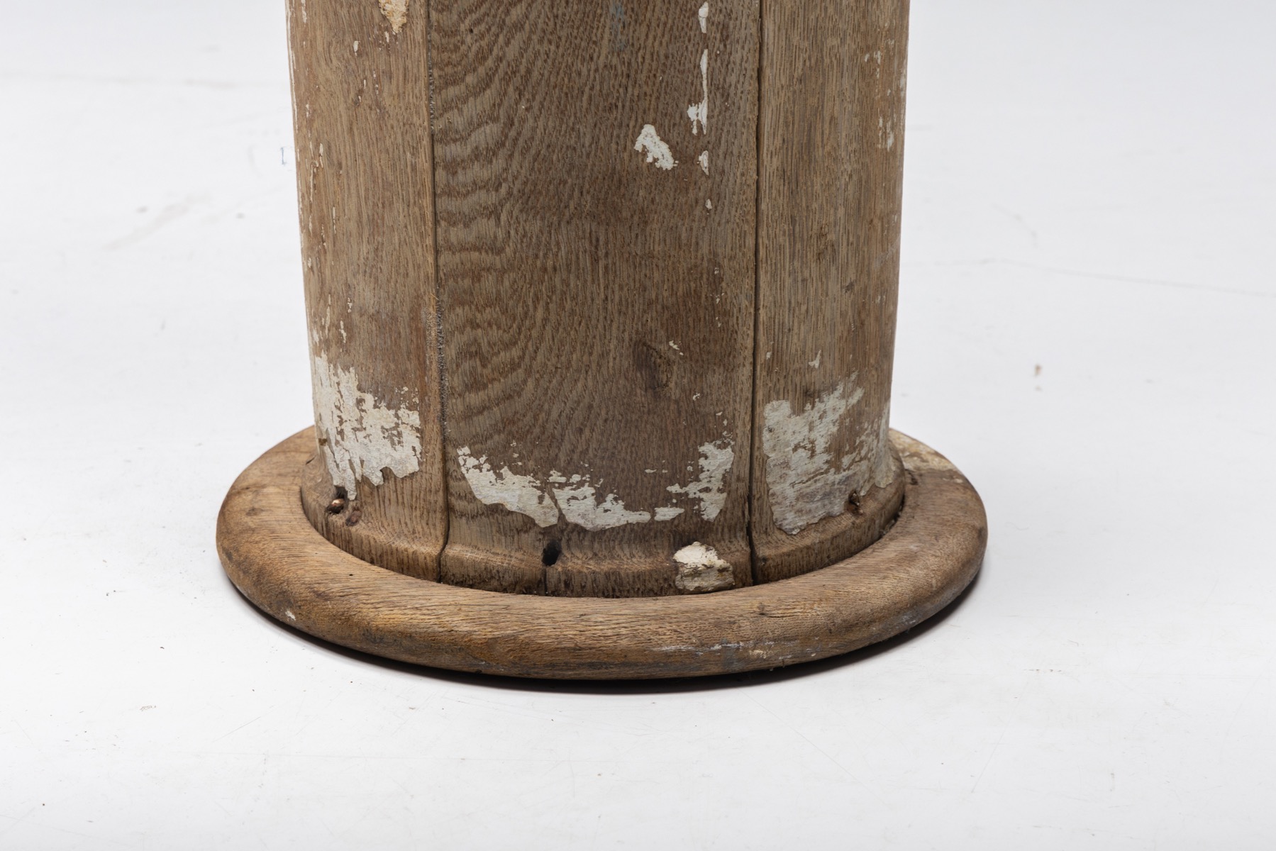 Aged wood columns with patinated surface design