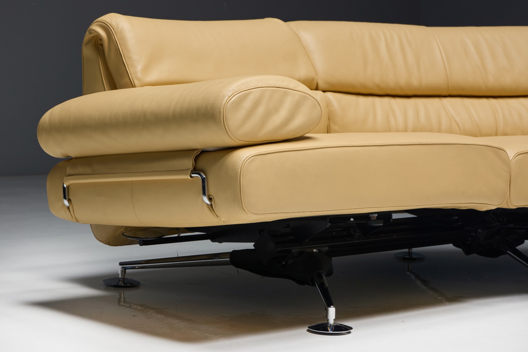 European modernist sofa model DS-470