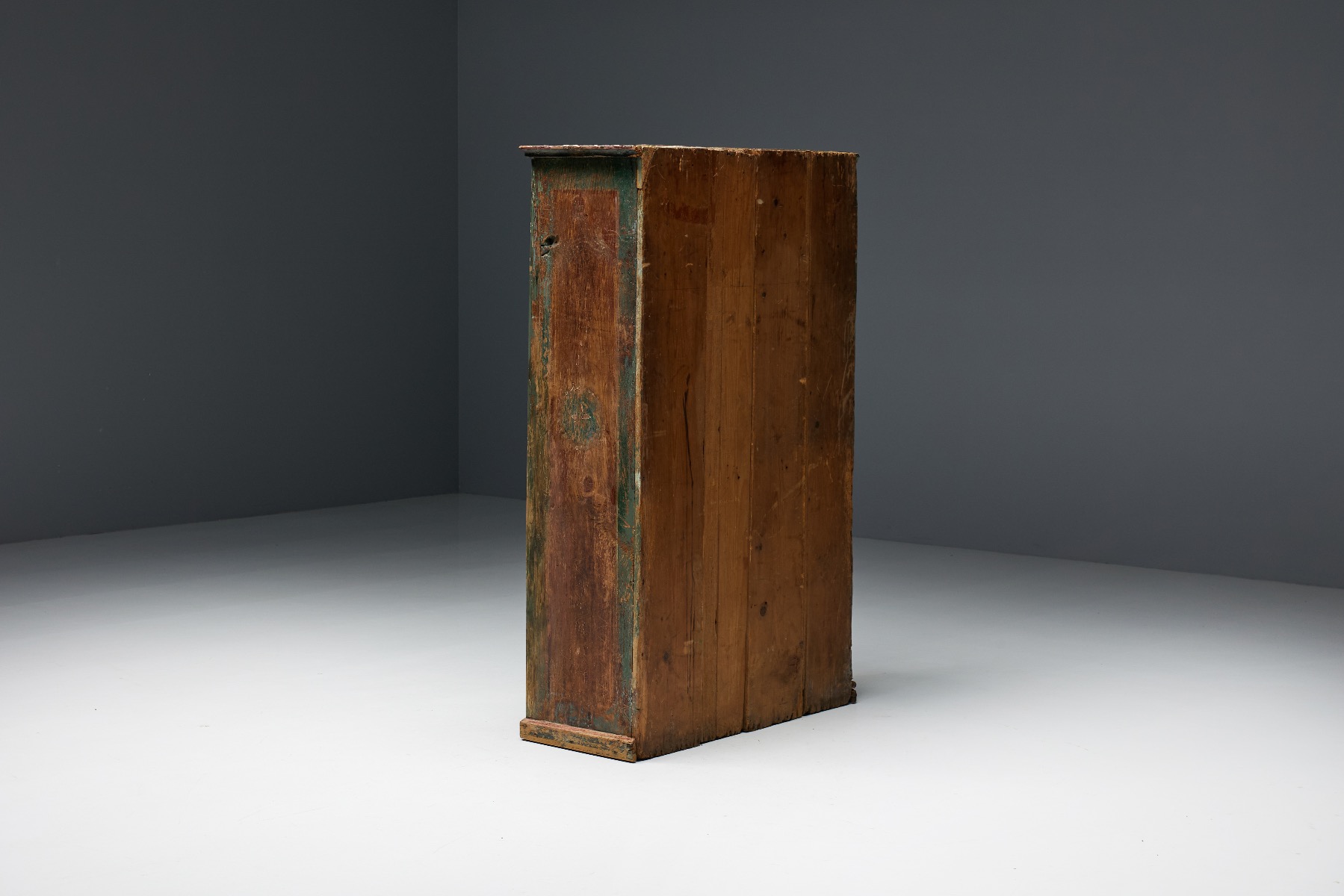 Collectible antique travail populaire cabinet
