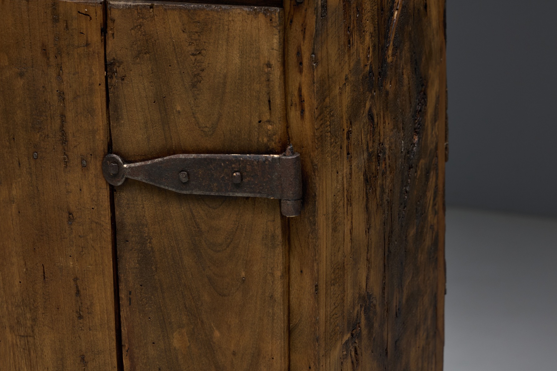 Collectible rustic travail populaire cabinet in antique wood