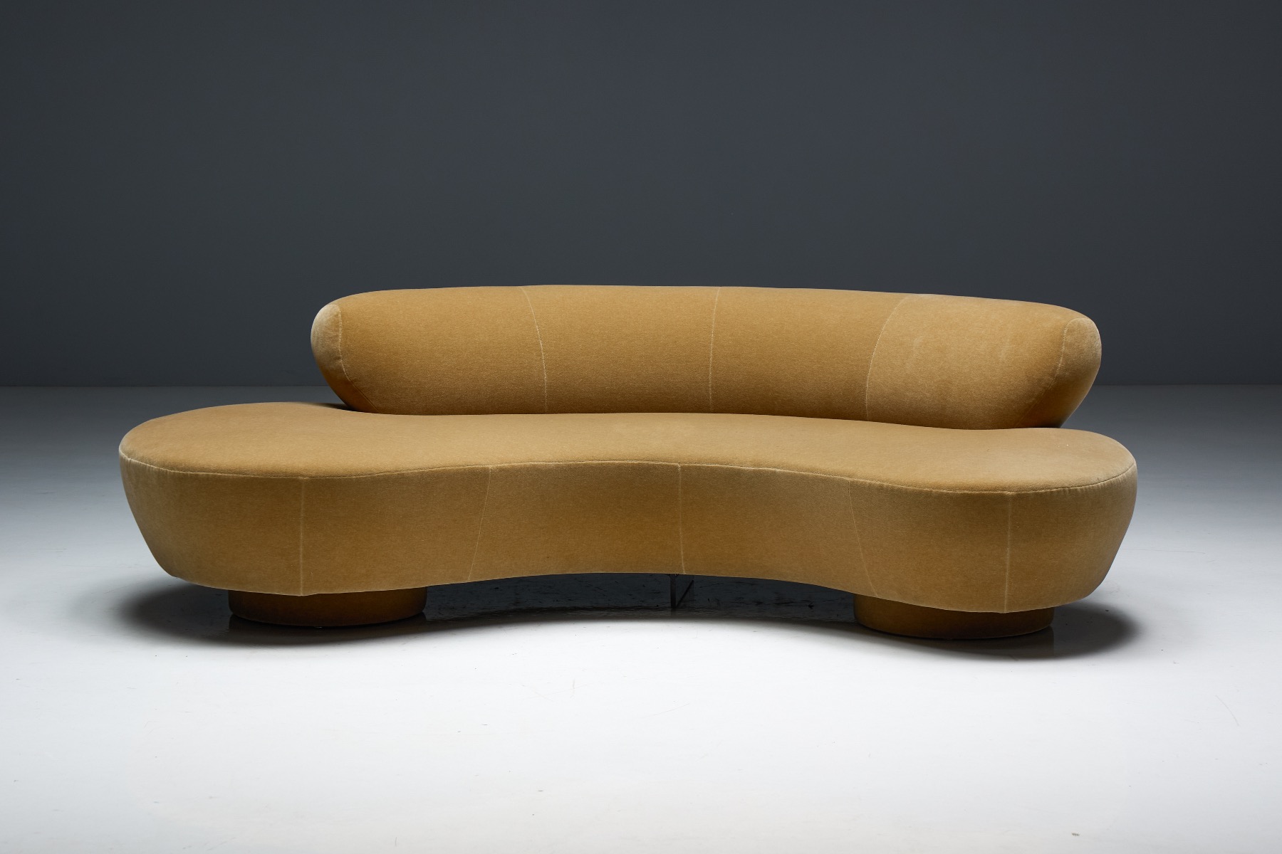 Design classic Serpentine sofa by Vladimir Kagan