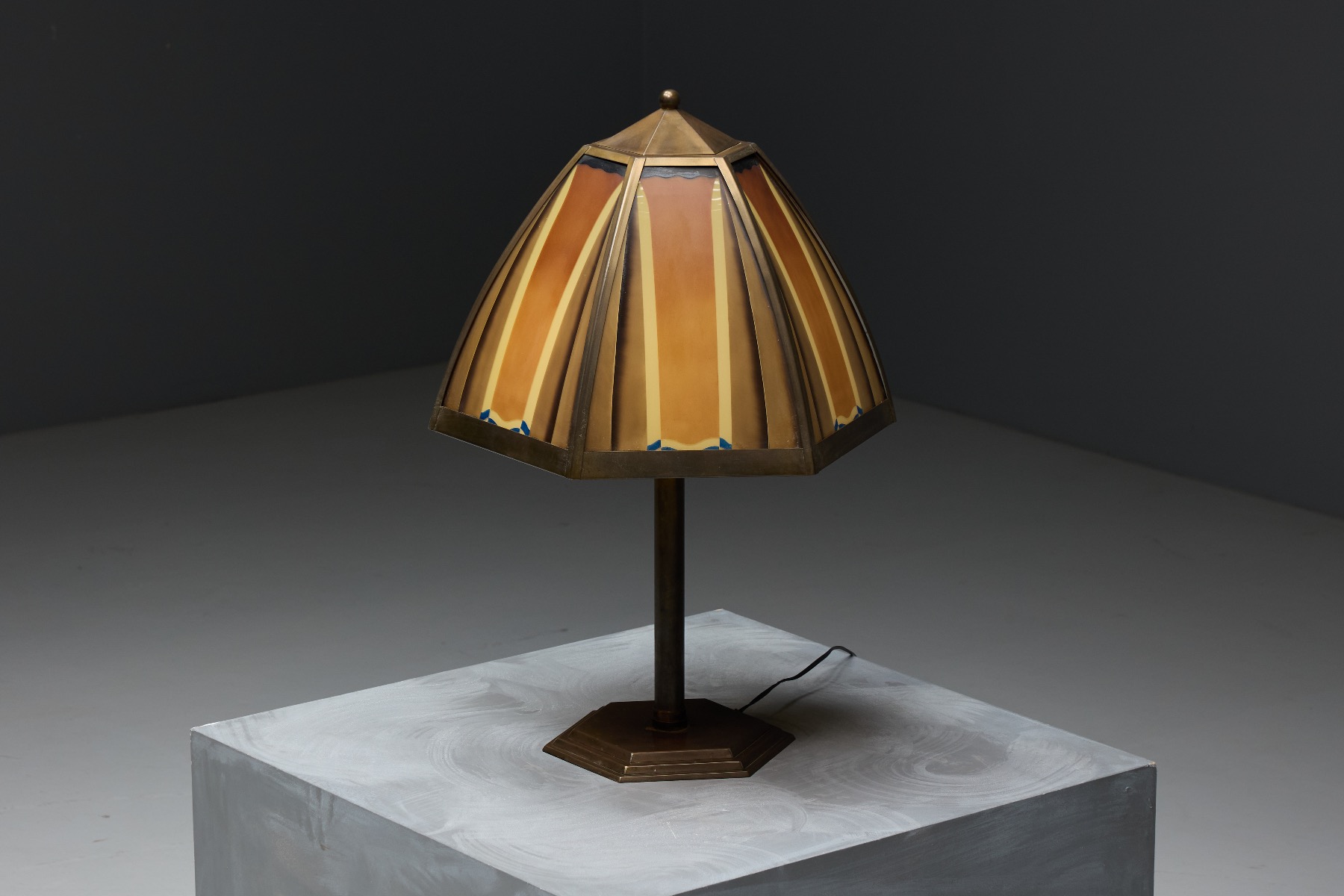 Iconic Dutch bronze lamp with expressionist character