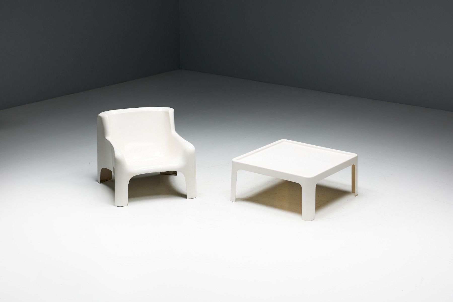 Sleek fiberglass coffee table Arflex Solar design