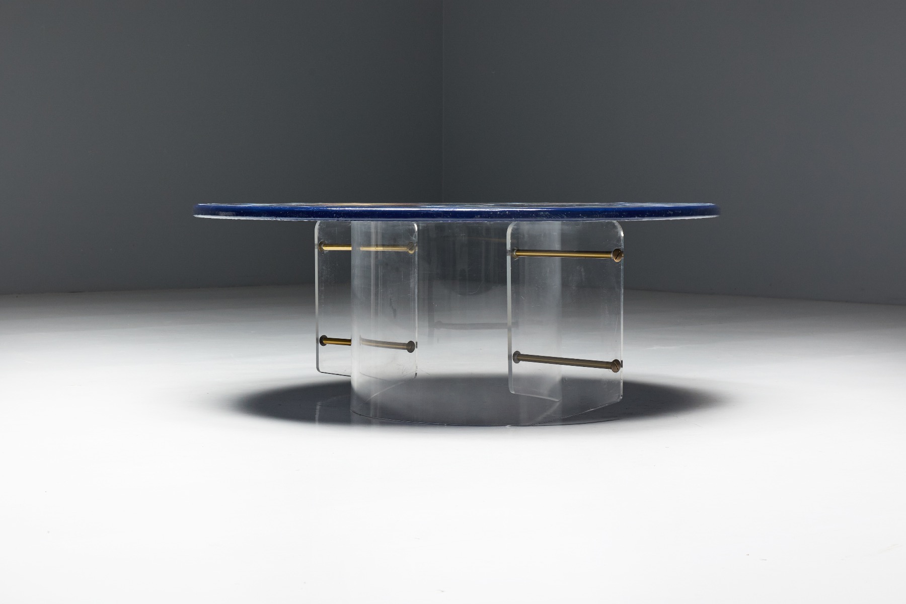 Sleek plexi base coffee table in globe design