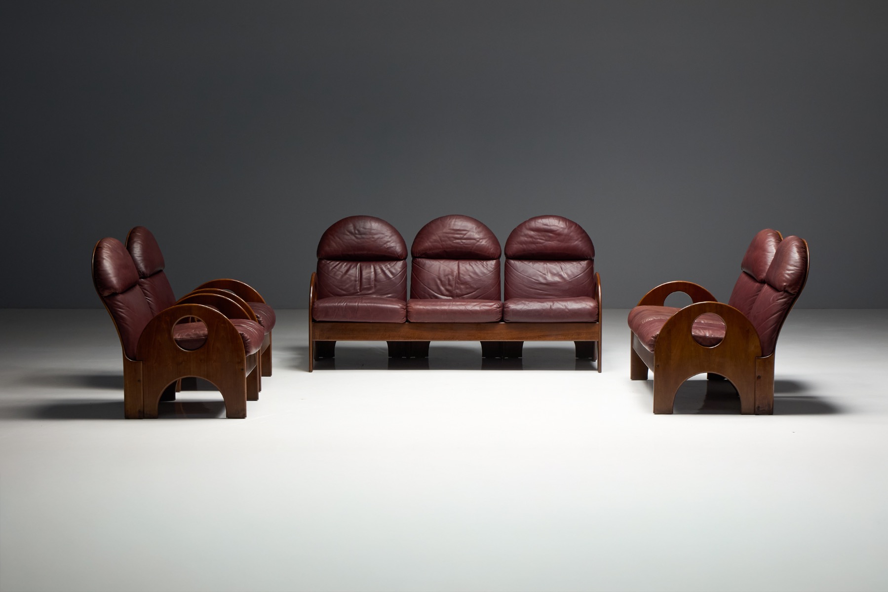 Architectural loveseat Arcata designed by Gae Aulenti
