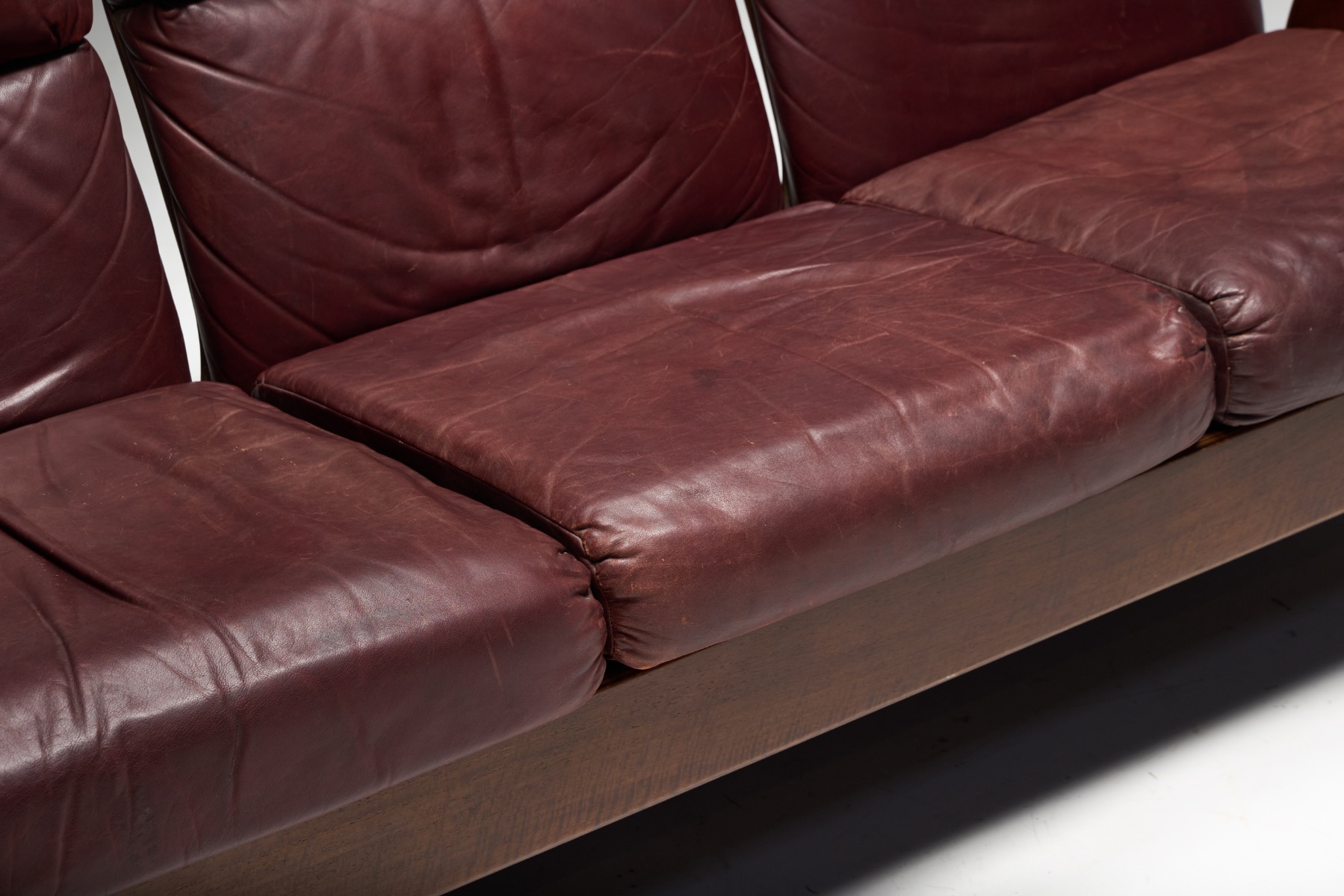 Architectural three seater sofa Arcata designed by Gae Aulenti