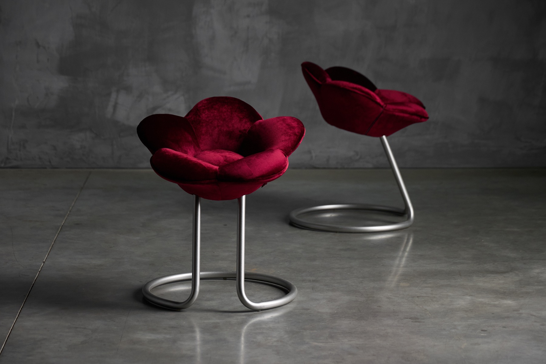 Luxury Italian flower stool with sculptural character