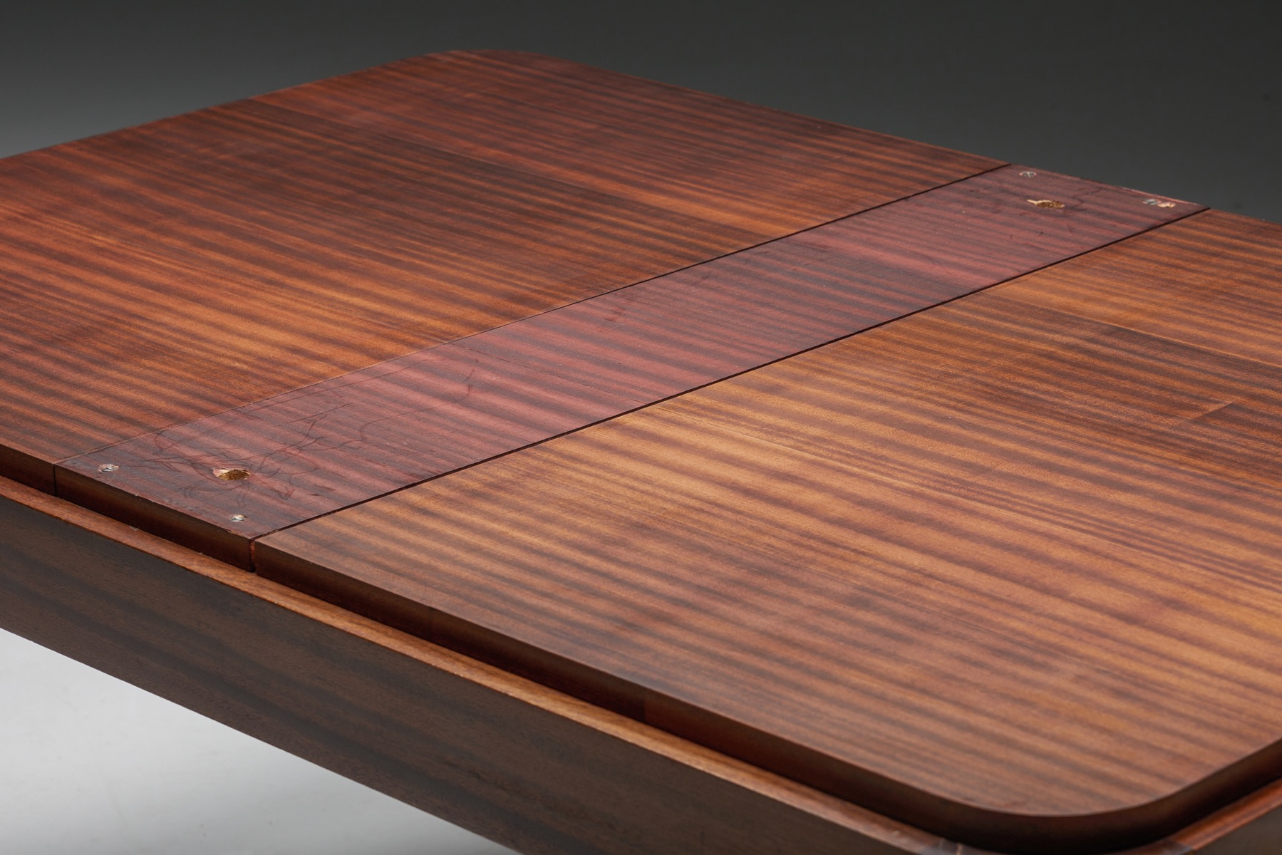 Classic extendable dining table in Belgian design