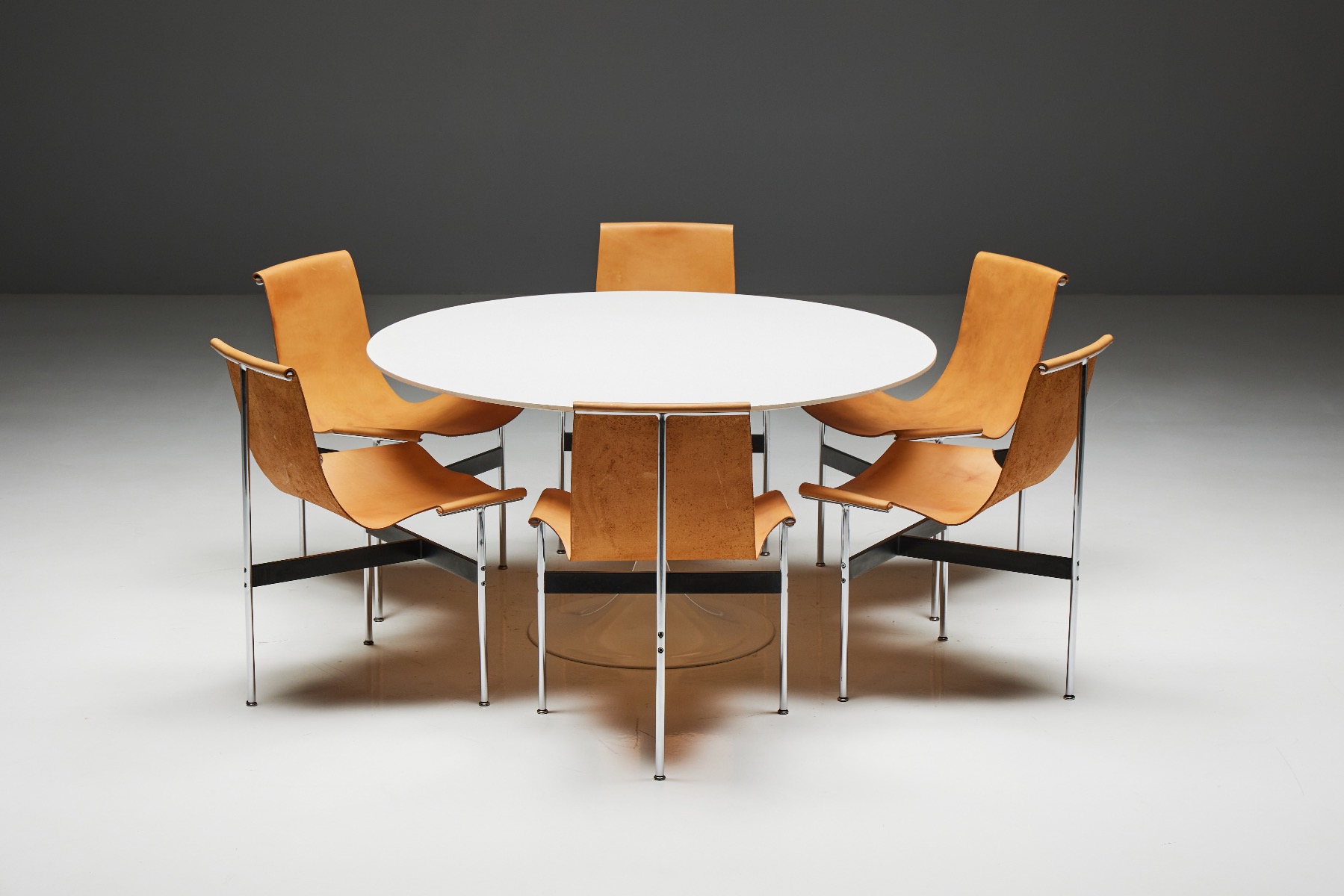 Classic Knoll tulip table by Eero Saarinen
