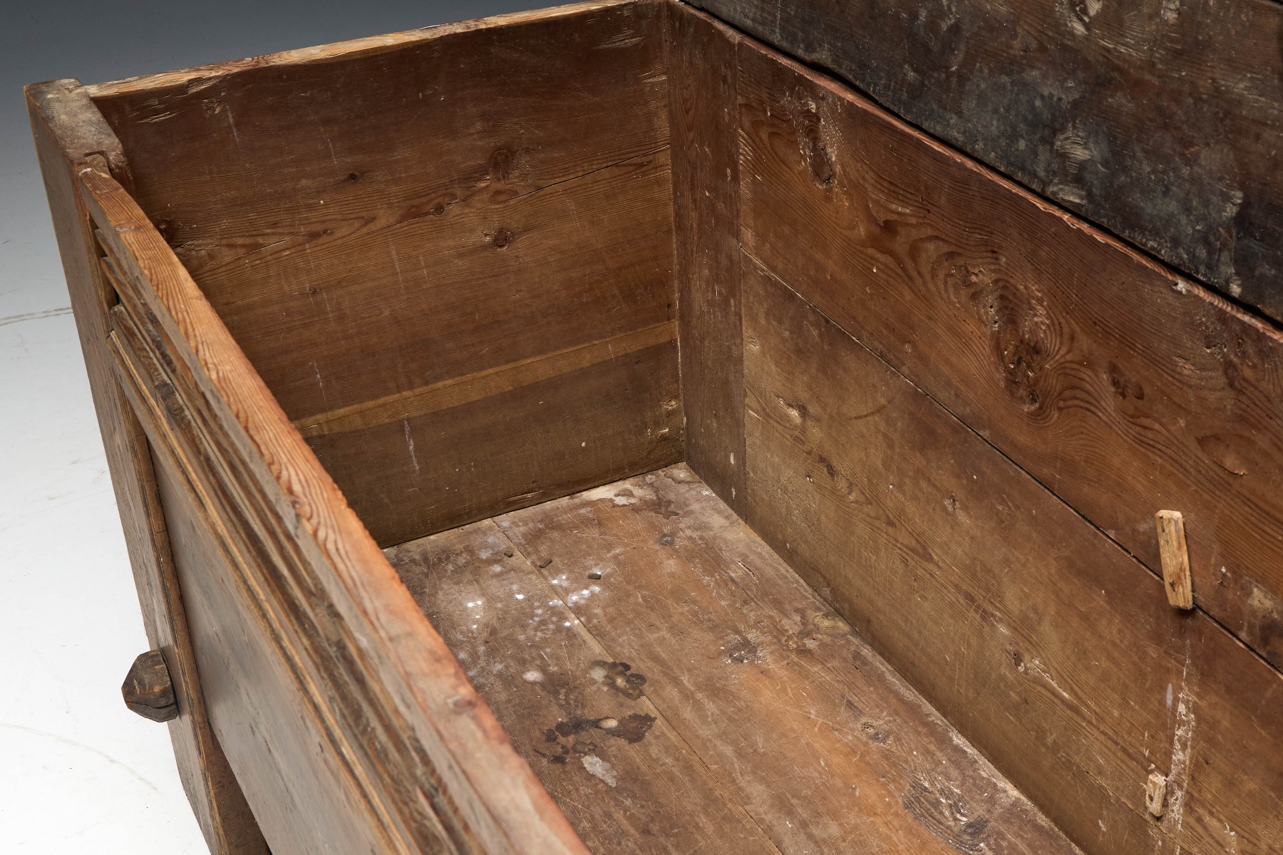 Architectural Alpine chest with rustic presence