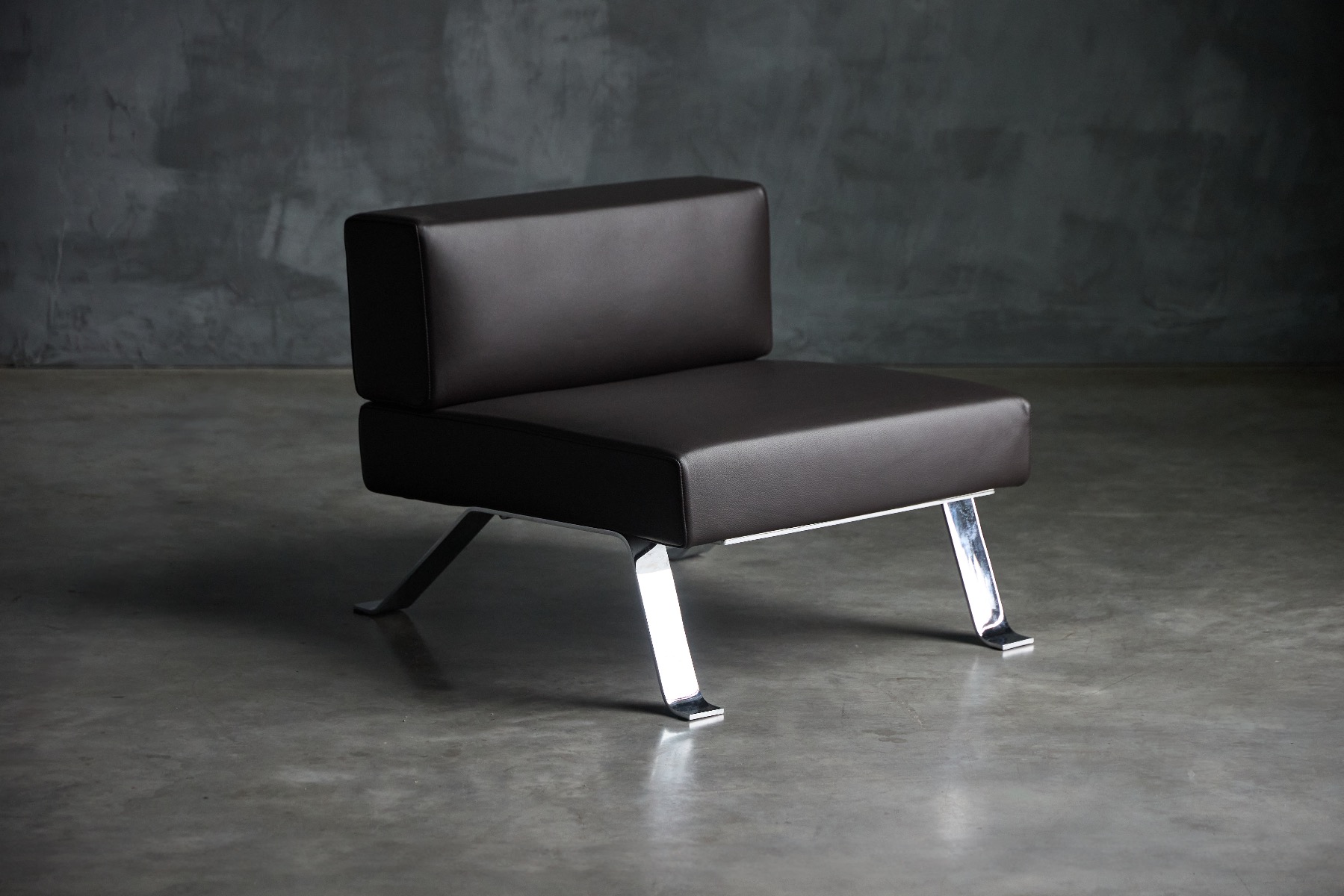 Contemporary lounge chair from the Ombra series