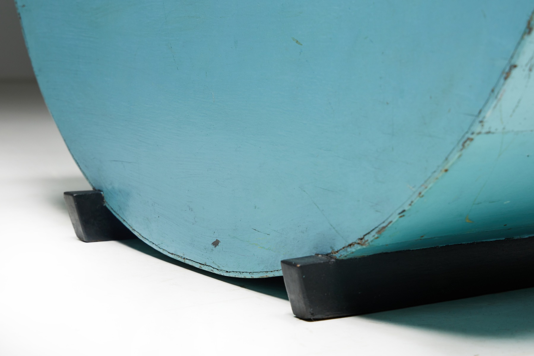 Country style blue wooden cradle in round shape