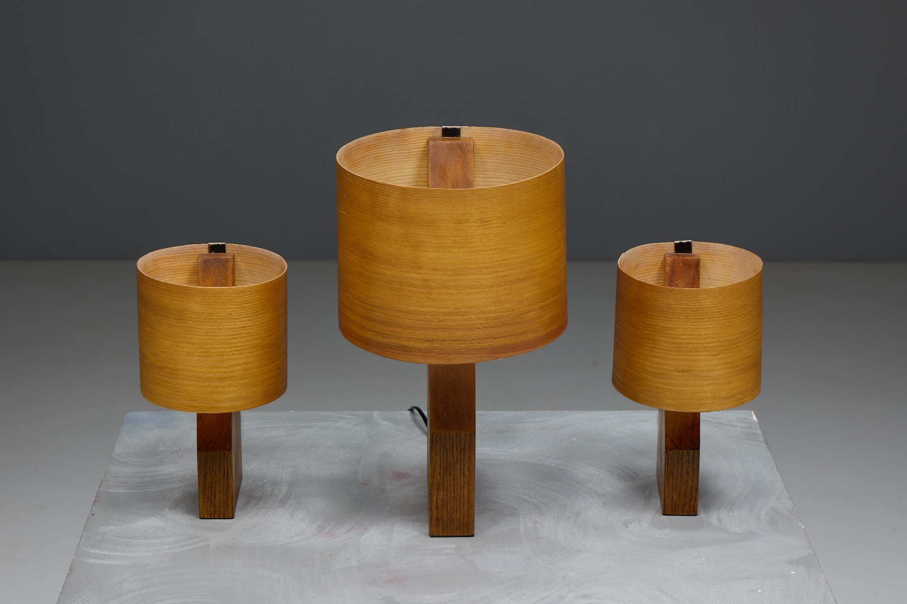 Design classic veneer table lamp with timeless appeal