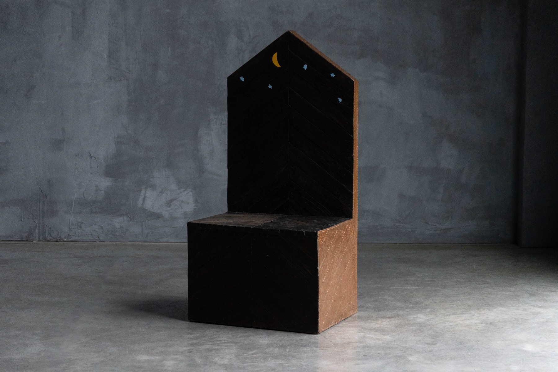 Gallery level postmodern throne seat