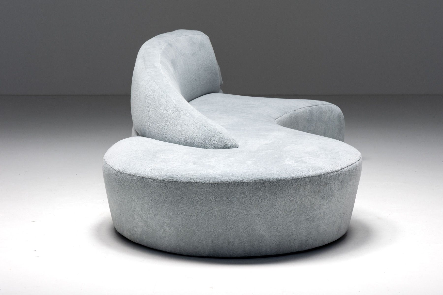 Iconic sofa by Vladimir Kagan in modern style