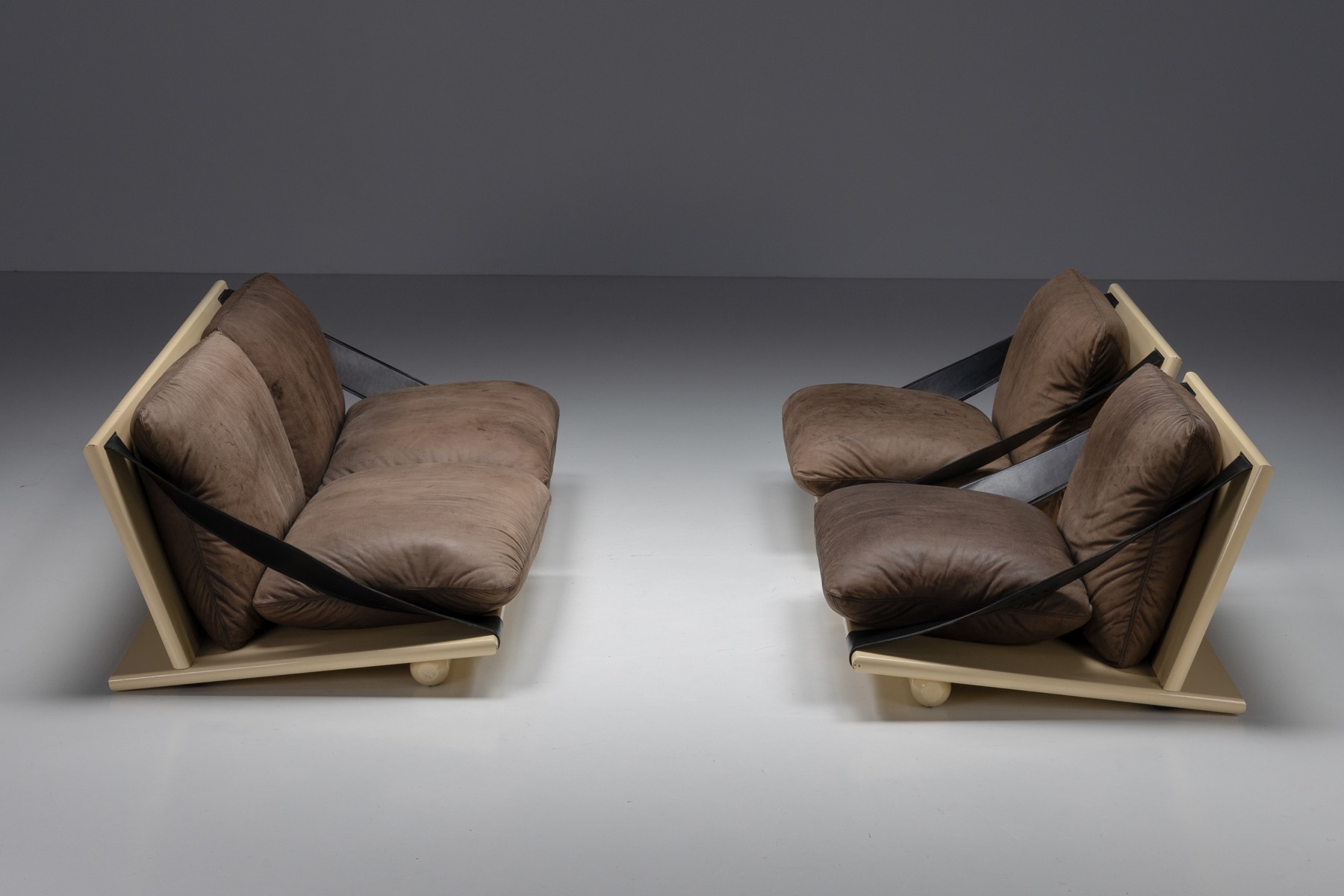 Iconic two seater sofa in lacquer and leather from the 1970s