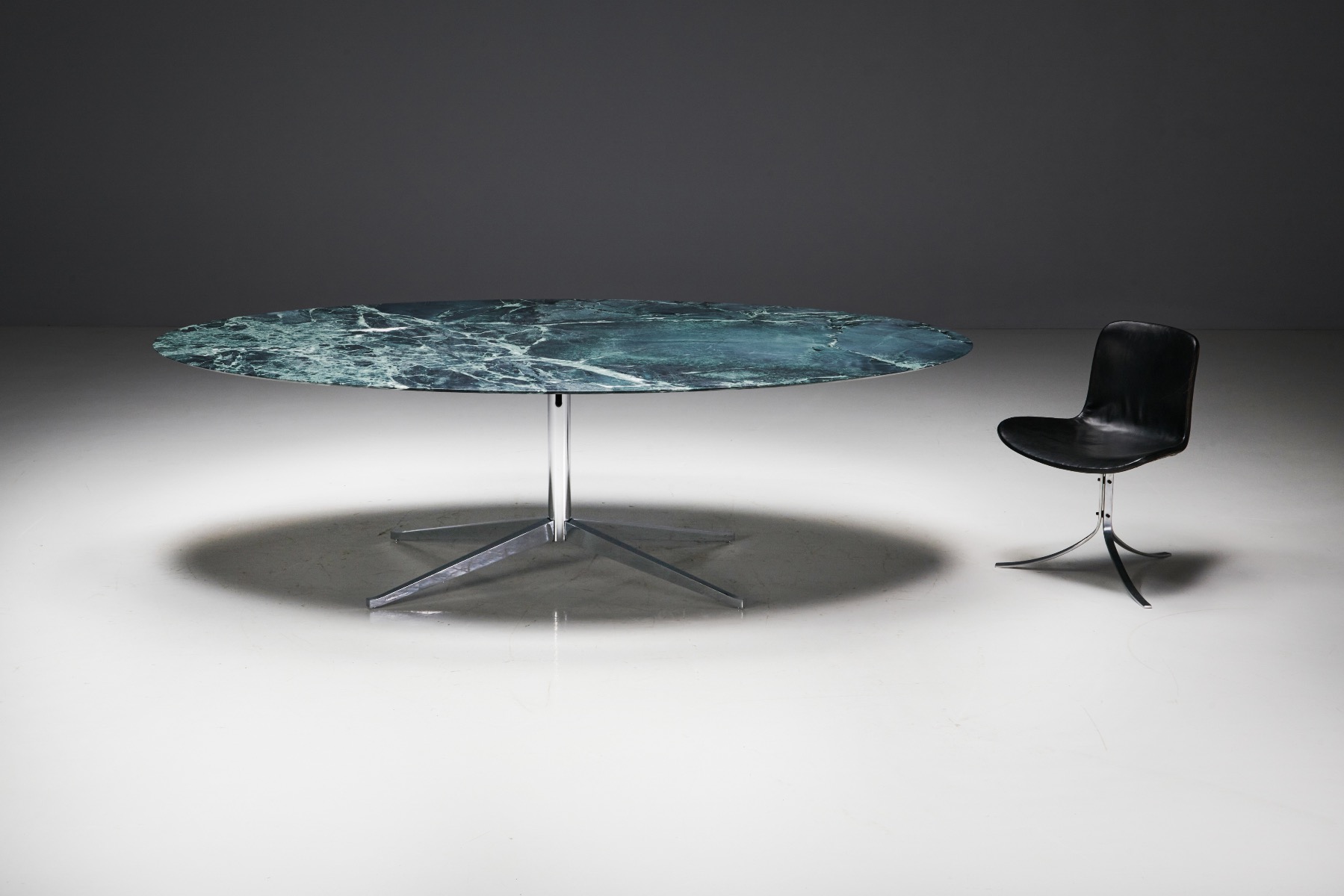 Italian marble dining table in Knoll design style