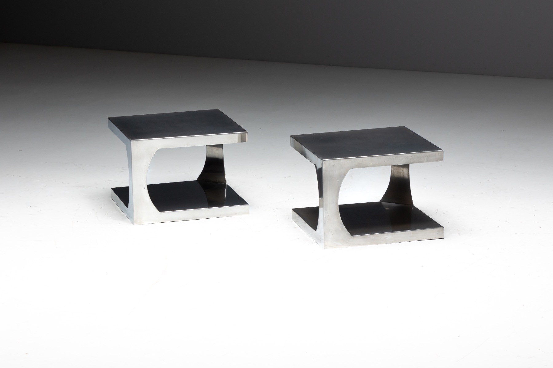 Lightweight aluminum side table in vintage modern design