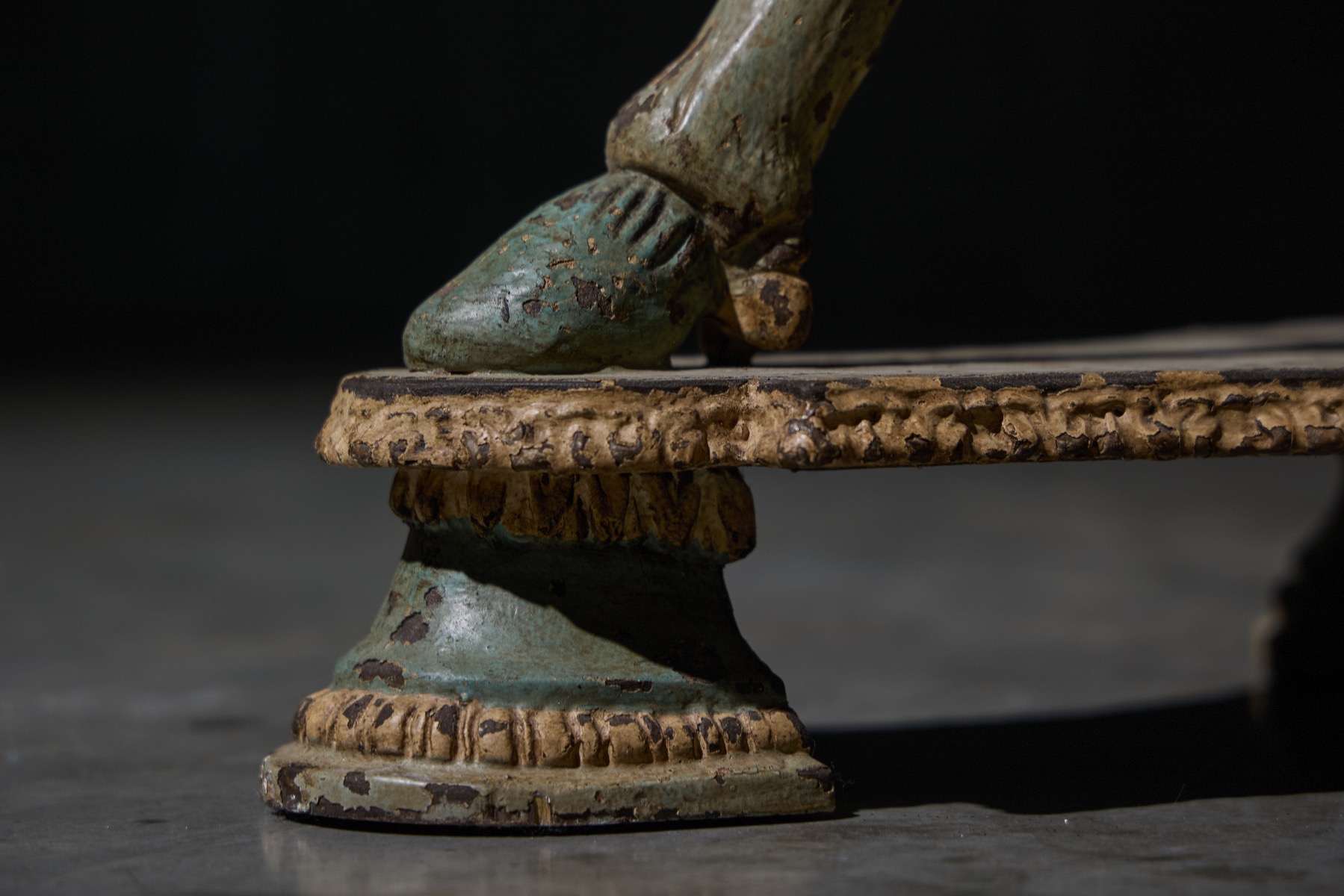 Collectible neoclassical gueridon with tripod construction