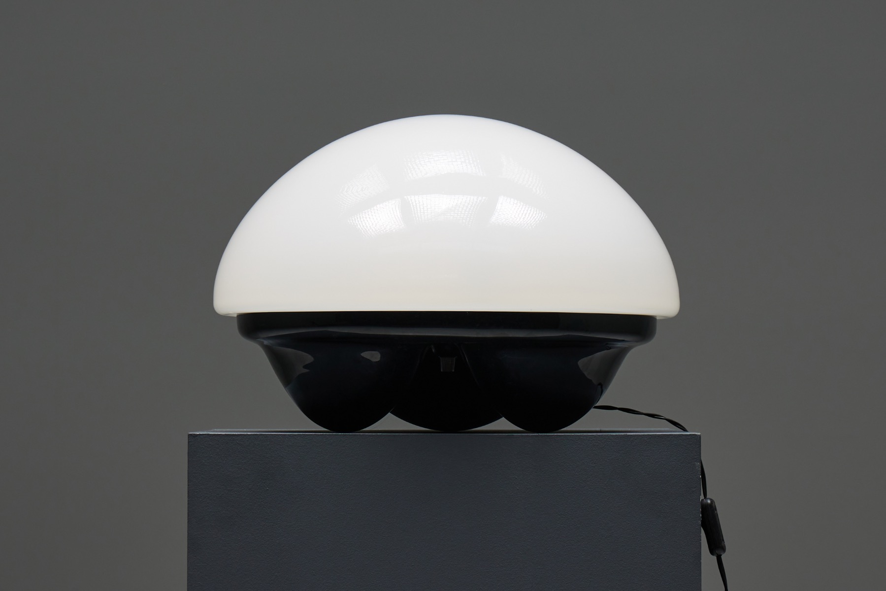 Timeless Artemide Platea lamp from the 1960s