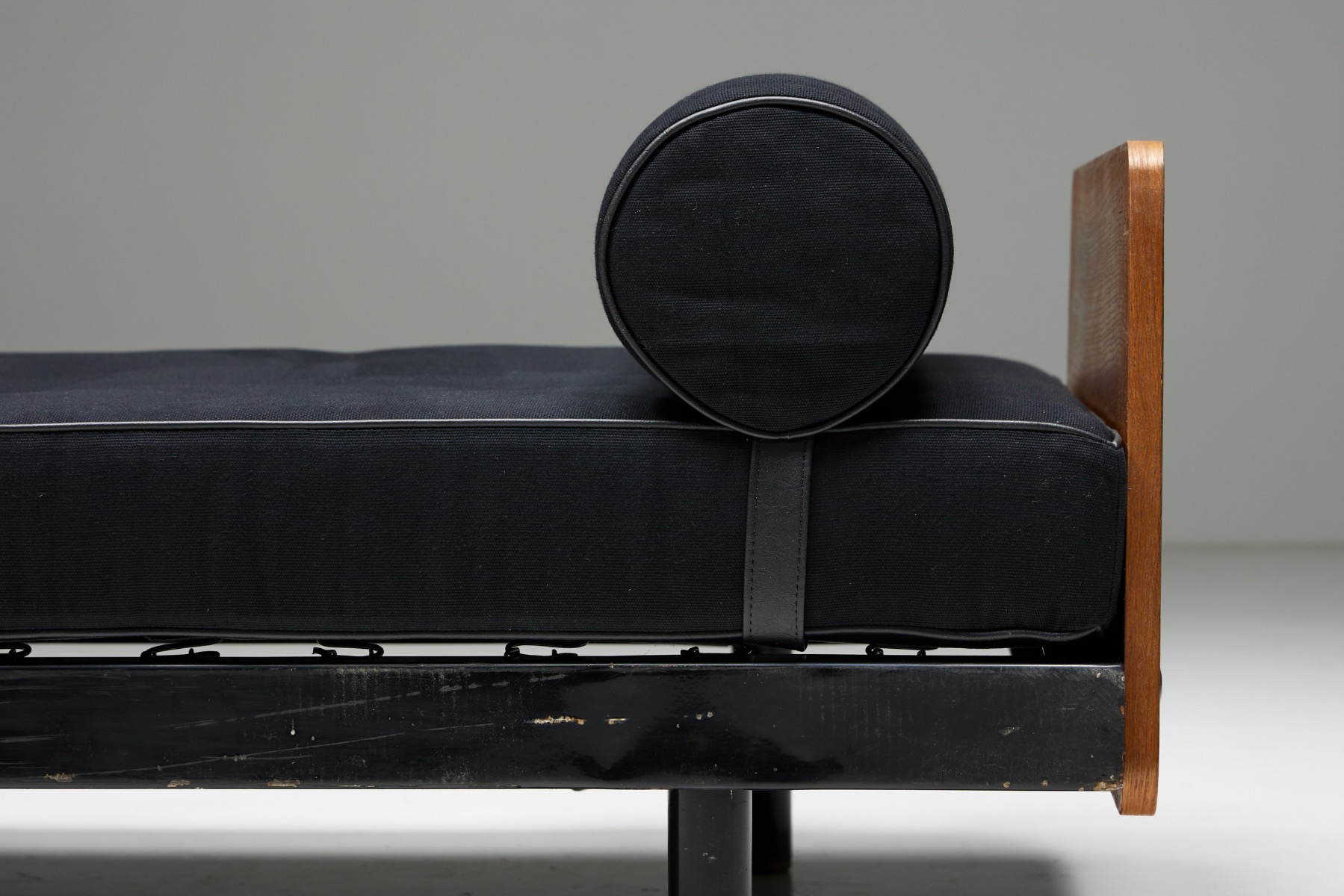Timeless daybed by Jean Prouvé design