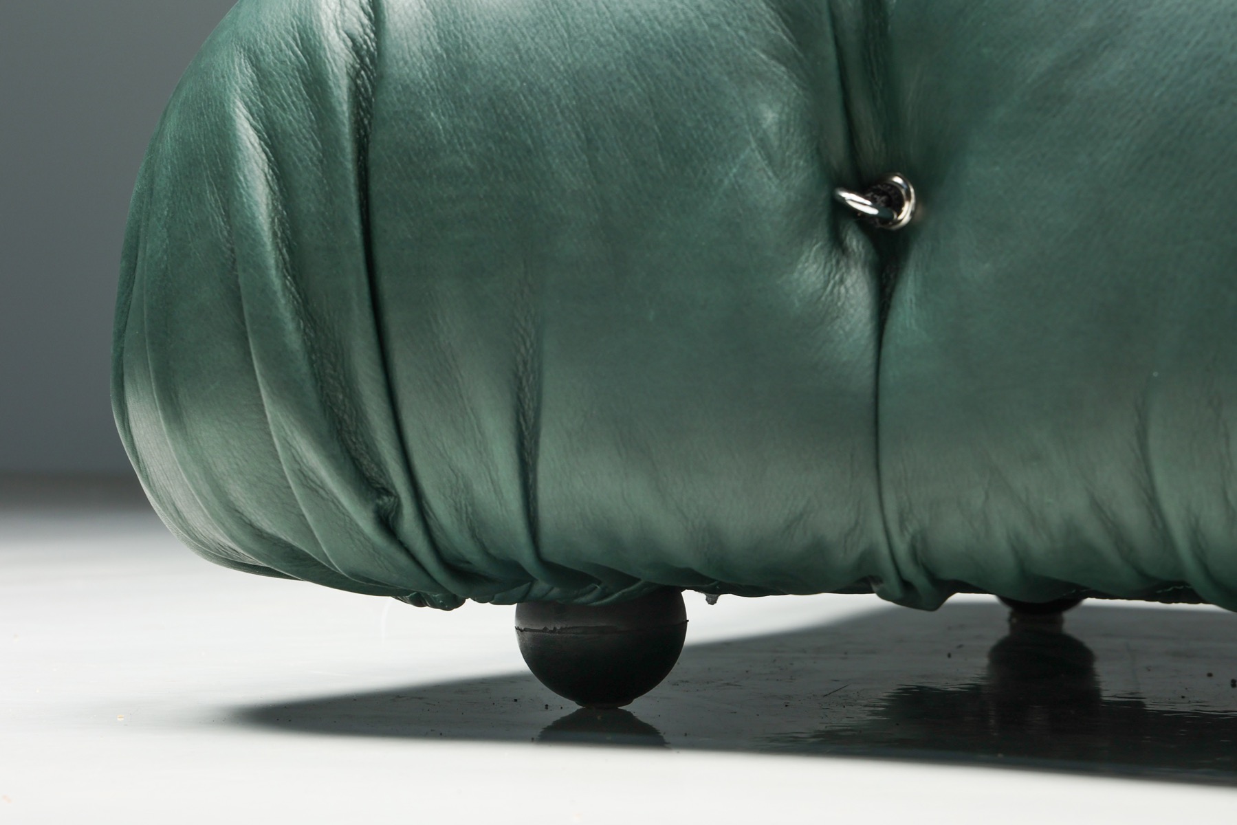 Timeless green leather Camaleonda design