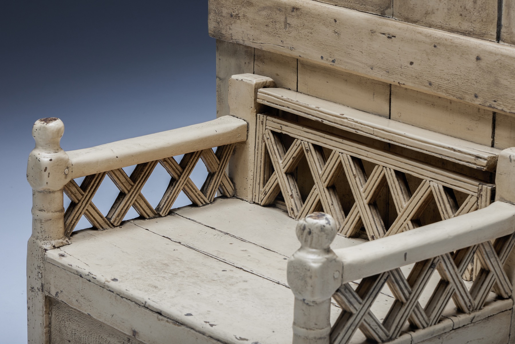 Timeless Irish settle chair in wooden design
